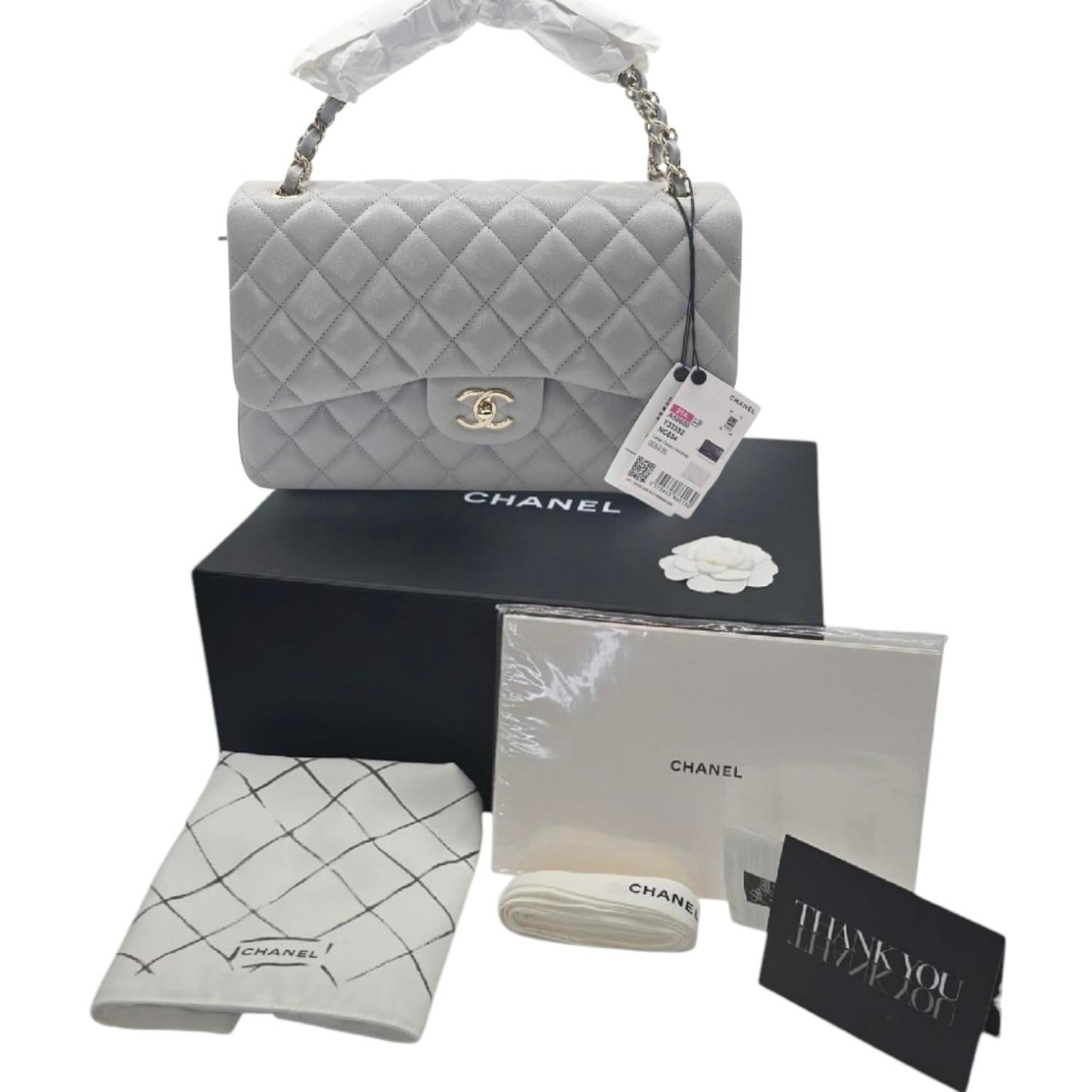 This stunning piece, presented in a chic Grey, is meticulously crafted from durable grained calfskin caviar, ensuring both beauty and longevity. The gleaming polished gold-tone hardware beautifully complements the iconic CC turn-lock closure.