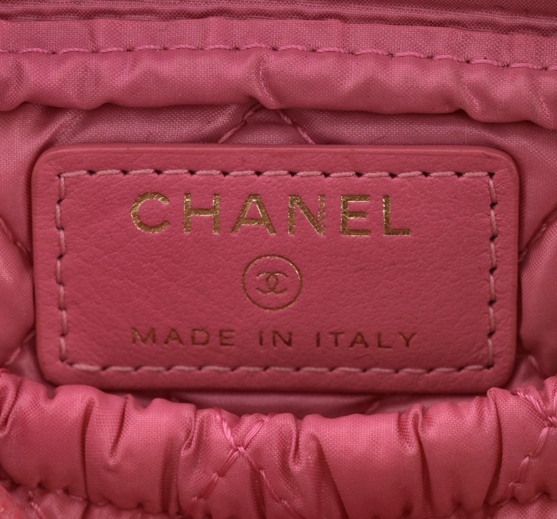 Chanel Classic Quilted Caviar Leather 'CC' Logo Cosmetic Case/Pouch For Sale 3