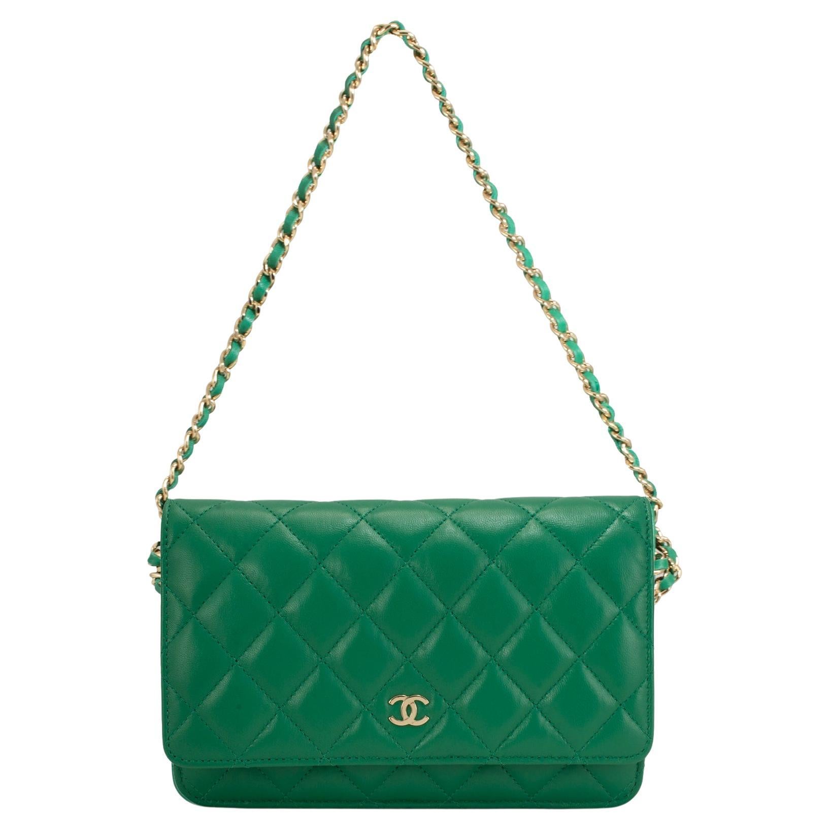Chanel Cartera clásica acolchada de piel de cordero verde con cadena y herrajes dorados Bolso