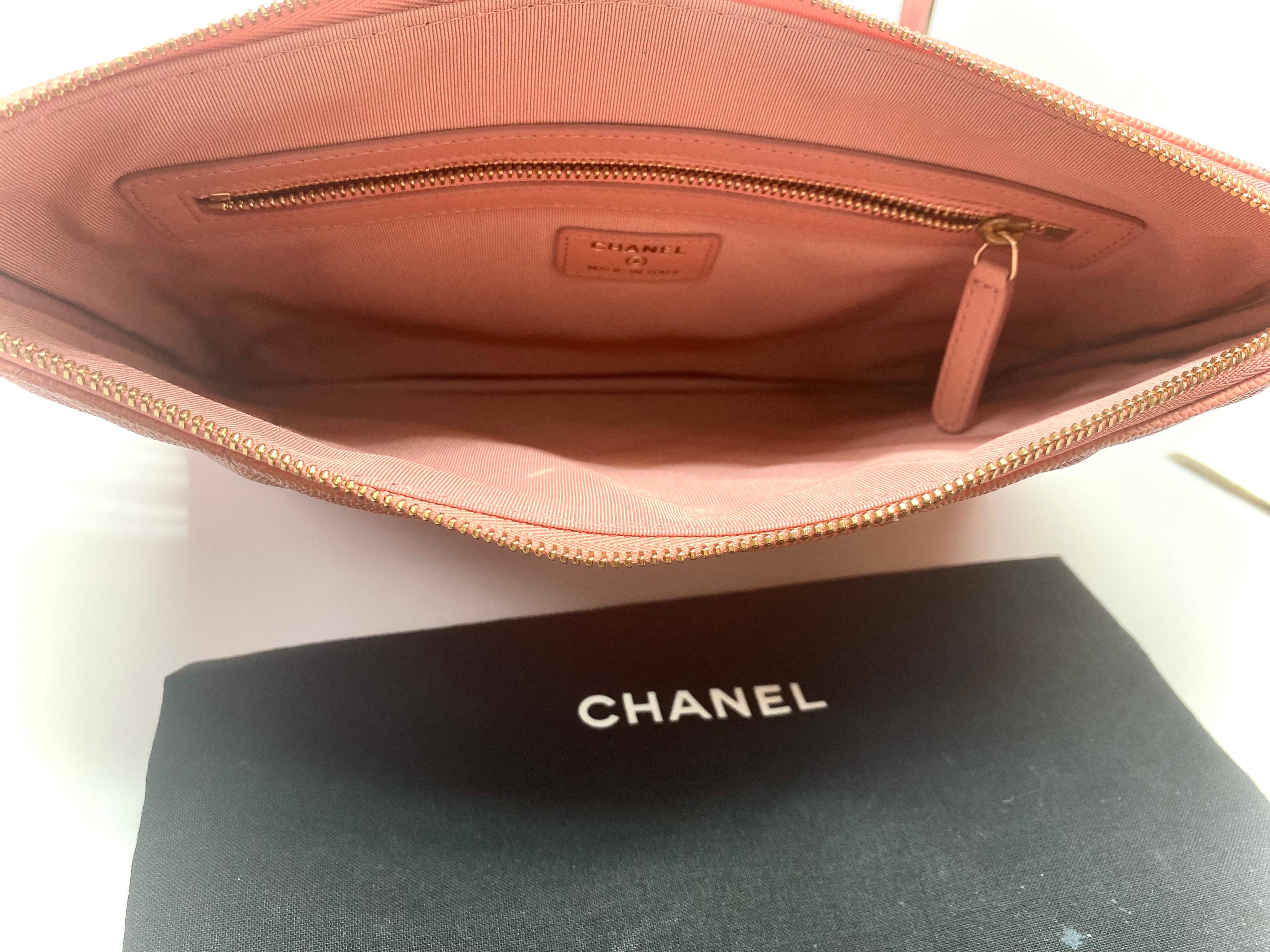 Chanel Classic Quilted Ombre O-Case Clutch Bag In Excellent Condition In West Palm Beach, FL