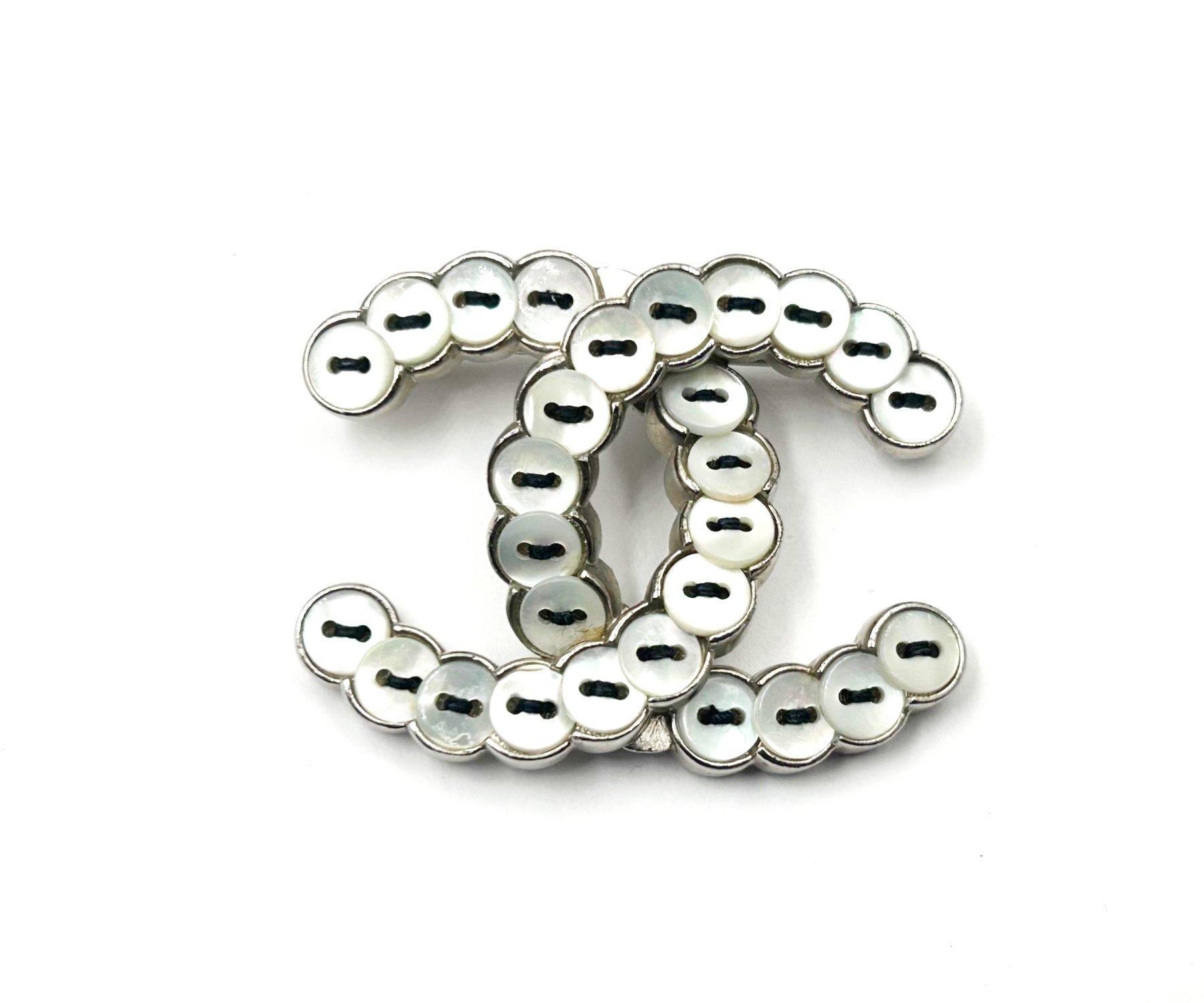 Chanel Rare Broche bouton en argent CC nacre

*Marked 08
*Fabriqué en France
*Livré avec la boîte d'origine

-Il mesure environ 1,5