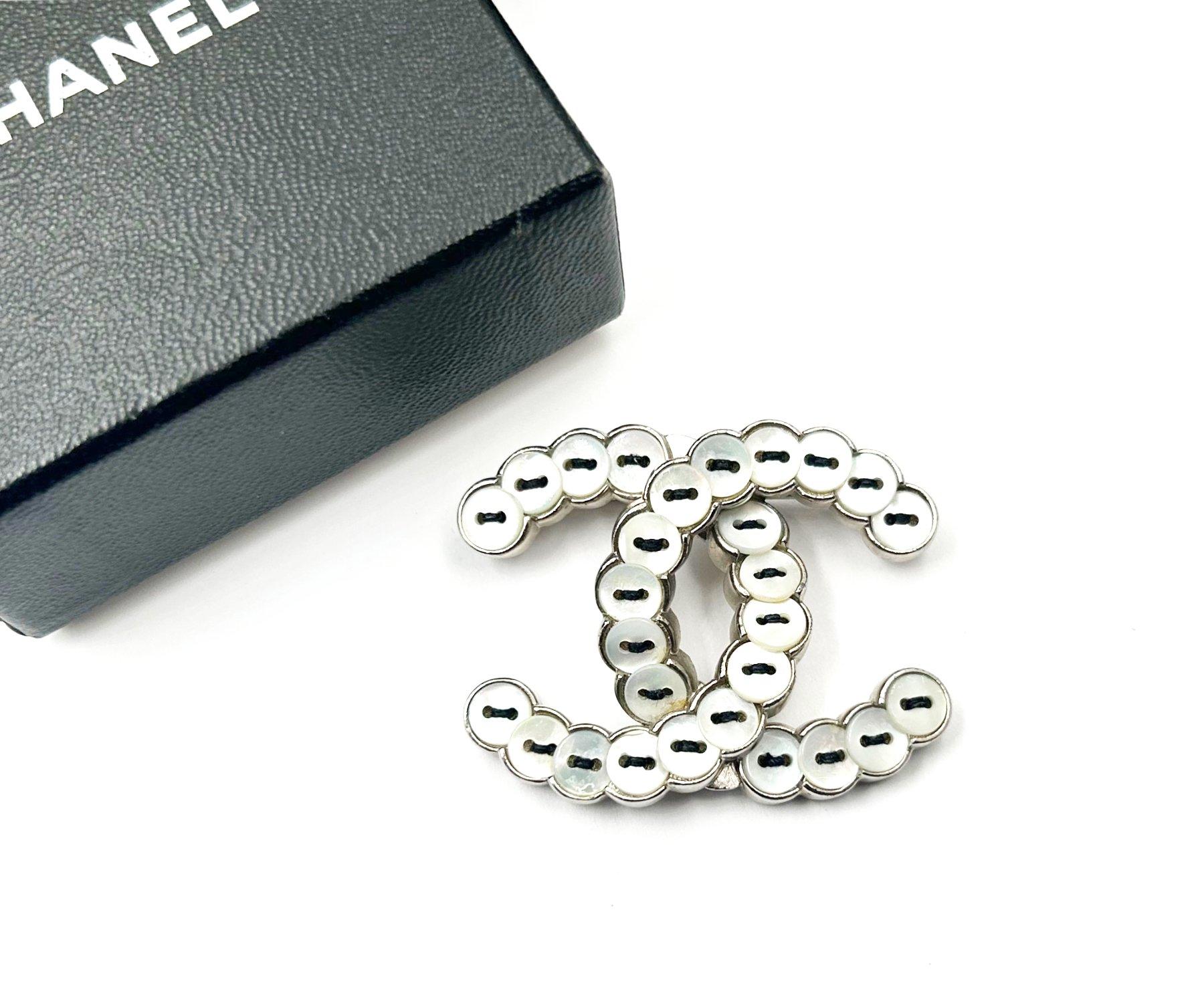 Artisan Chanel Classic Rare Silver CC Broche bouton en nacre en vente