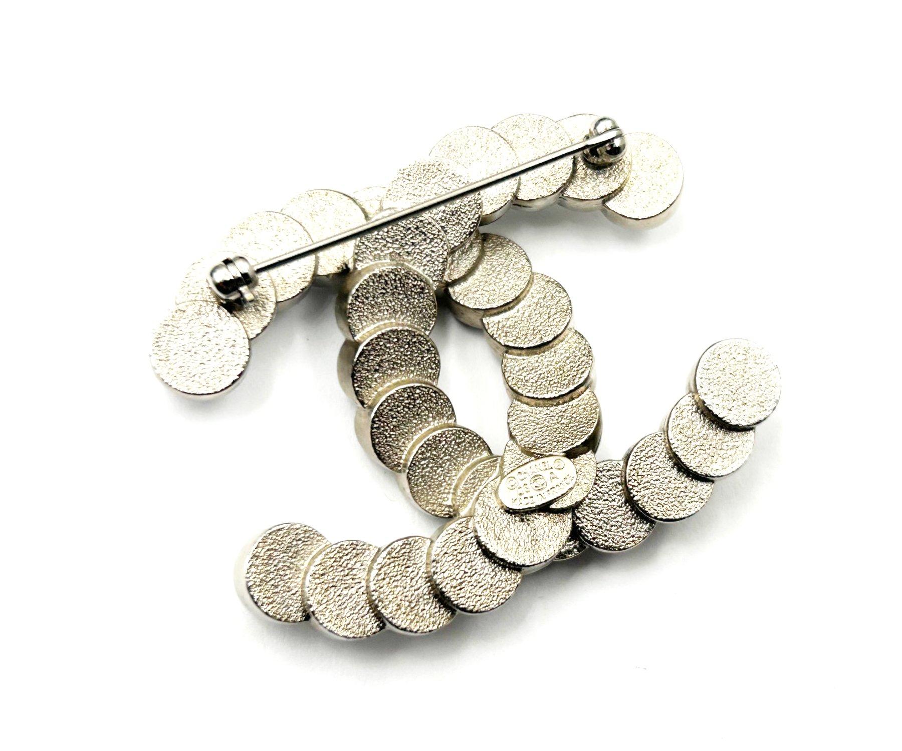 Chanel Classic Rare Silver CC Broche bouton en nacre Excellent état - En vente à Pasadena, CA