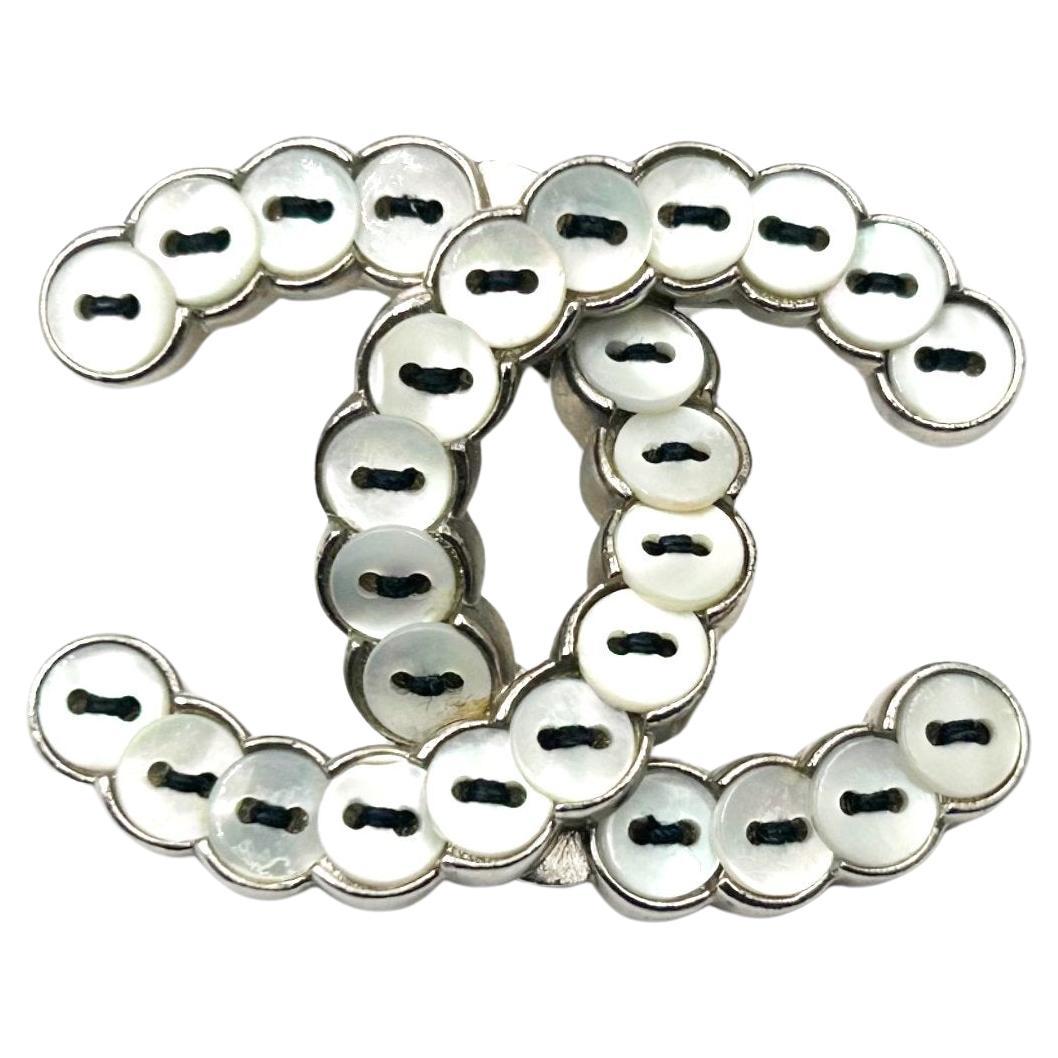 Chanel Classic Rare Silver CC Broche bouton en nacre en vente