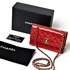 Chanel Klassische rote Chanel-Mini-Klappentasche aus Lackleder
