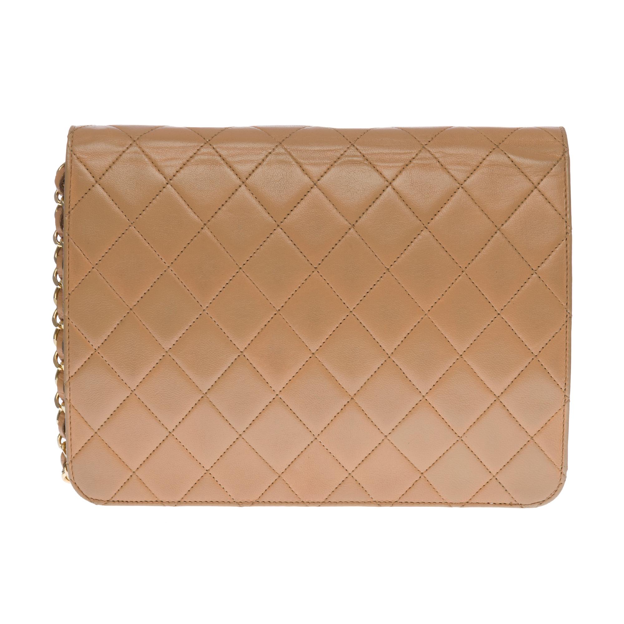 Splendid Chanel Classique shoulder bag in beige quilted leather, gold-tone metal hardware, a gold-tone metal chain handle intertwined with beige leather for a shoulder support .

Gilded metal logo closure on flap.
Lining in beige leather, zipped