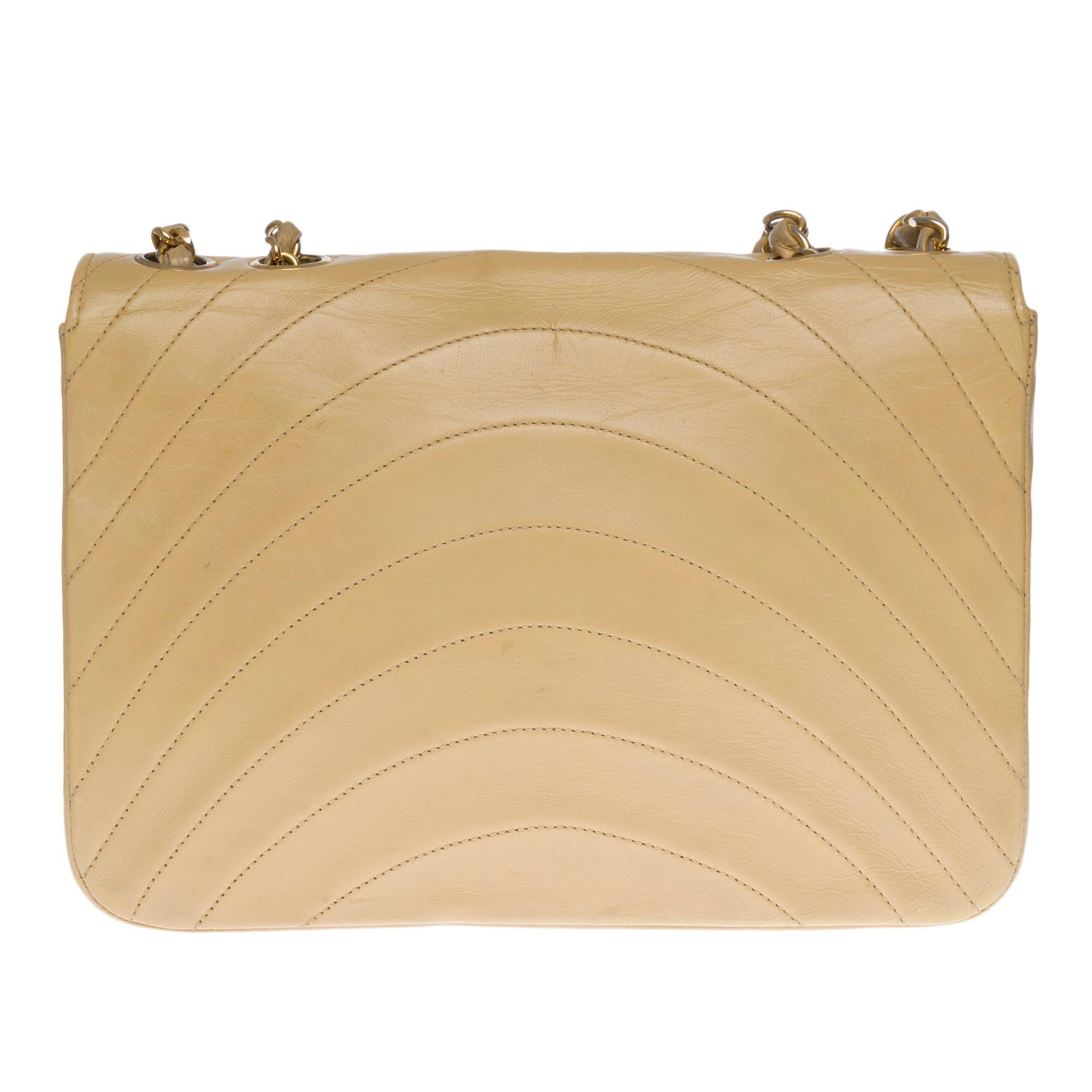 Splendid Chanel Mini Classic bag in beige quilted leather, gold-tone metal trim, gold-tone metal chain handle intertwined with beige leather for a hand, shoulder or shoulder strap.
Closure by flap and turnstile, CC gold metal.
Beige leather