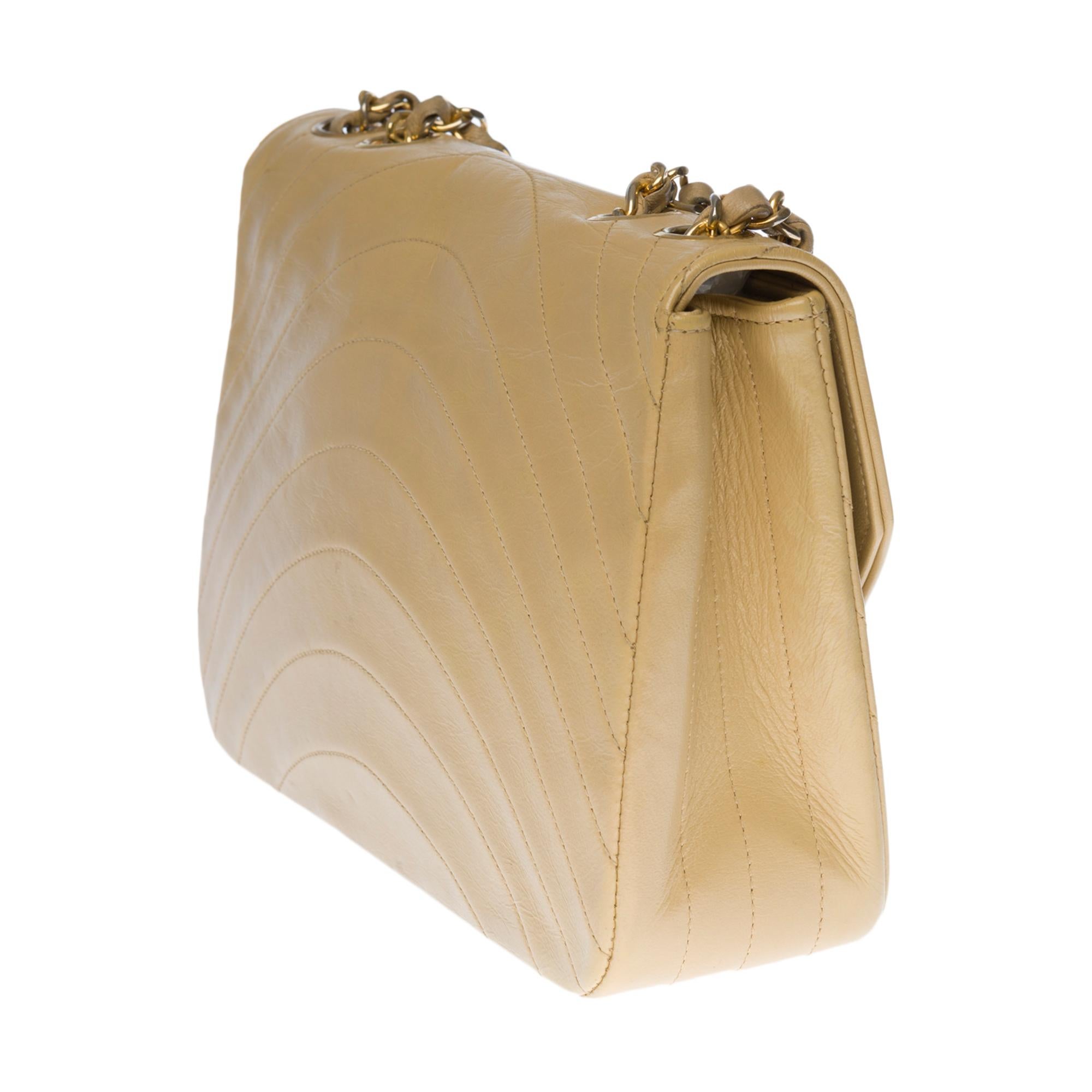 Chanel Classic shoulder bag in beige quilted lambskin and gold hardware In Good Condition In Paris, IDF