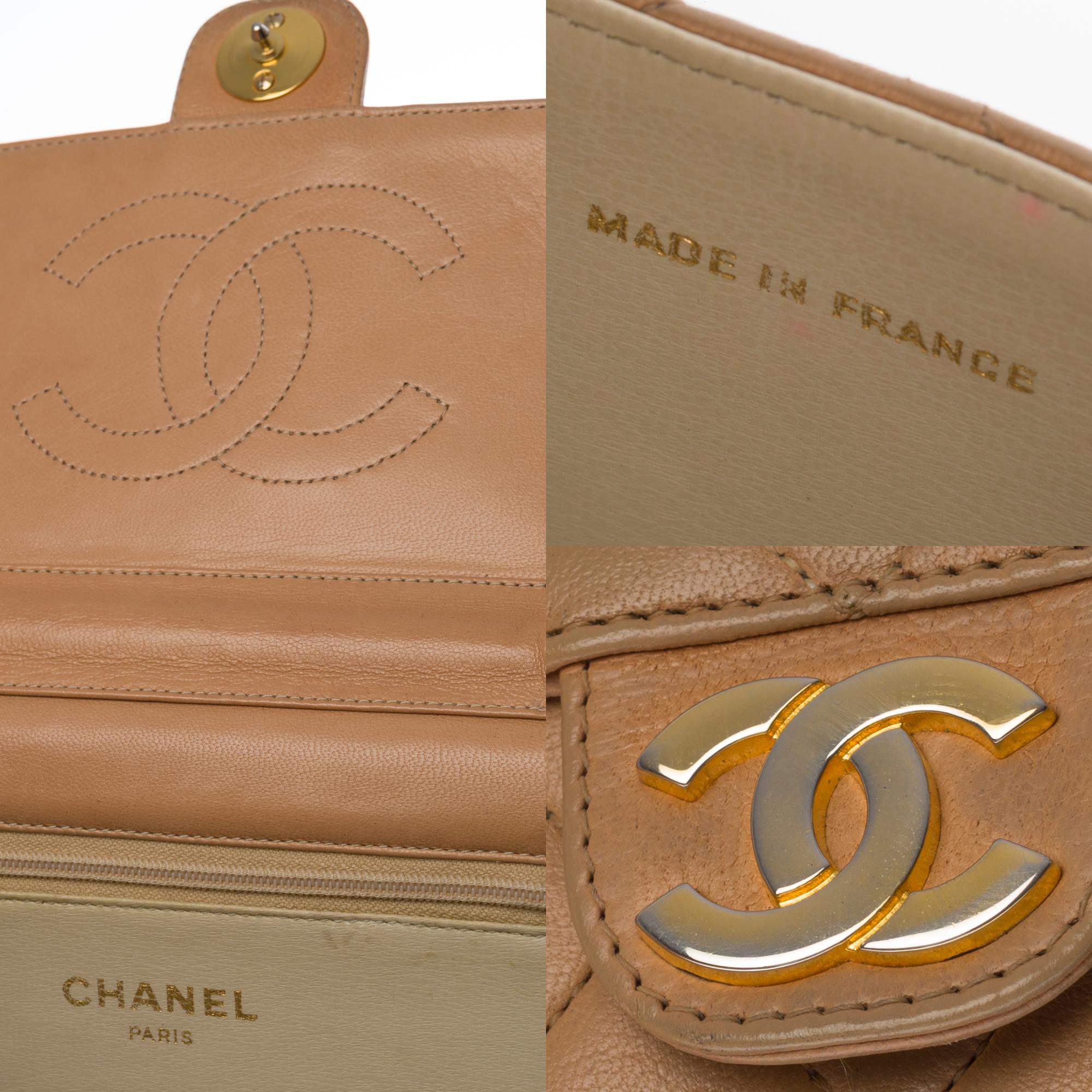 Chanel Classic  shoulder bag in beige quilted lambskin and gold hardware In Good Condition In Paris, IDF