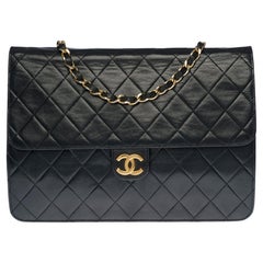 Chanel Classic shoulder bag in black quilted lambskin and gold hardware