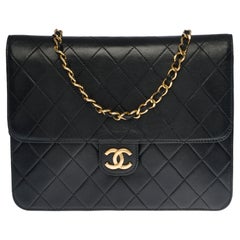 Chanel Classic shoulder bag in black quilted lambskin and gold hardware