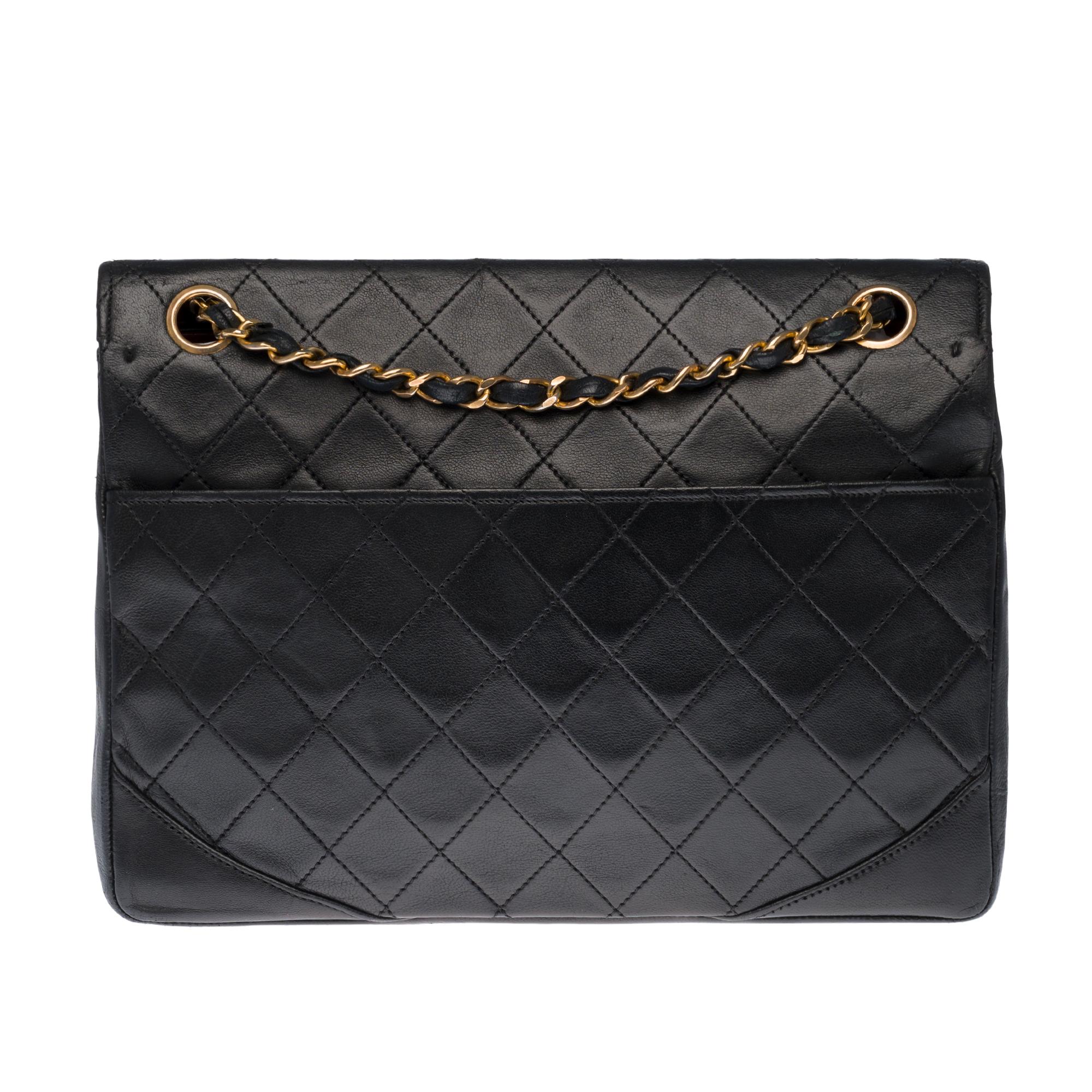 Beautiful Chanel Timeless/Classique handbag with double flap in black quilted lambskin leather, gold-tone metal hardware, a gold-tone metal chain handle intertwined with black leather allowing a hand or shoulder support.

Closure with gold metal