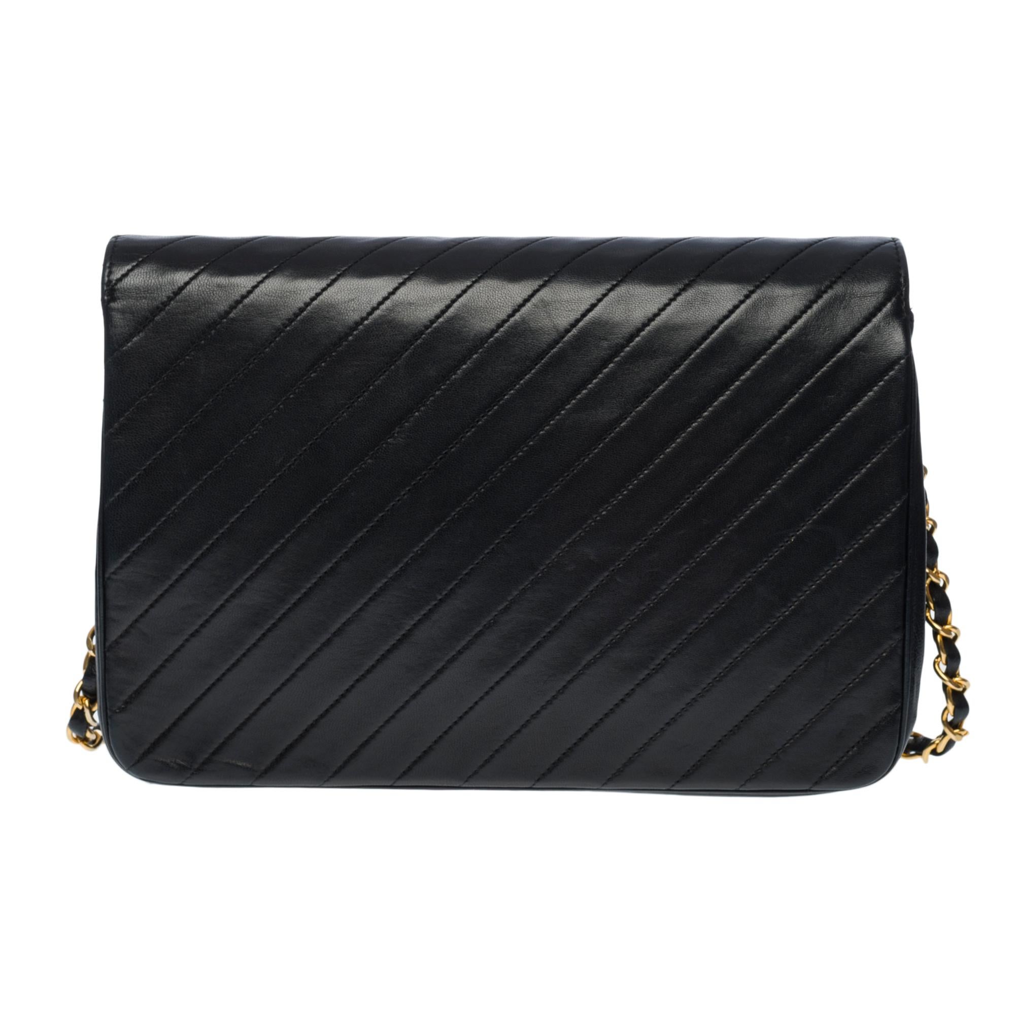 Splendid Chanel Classic shoulder bag in quilted black leather with herringbone, gold-plated metal hardware, a chain-handle in gold-plated metal interlaced with black leather for a shoulder support 

CC closure in gold metal on flap
Inner lining in