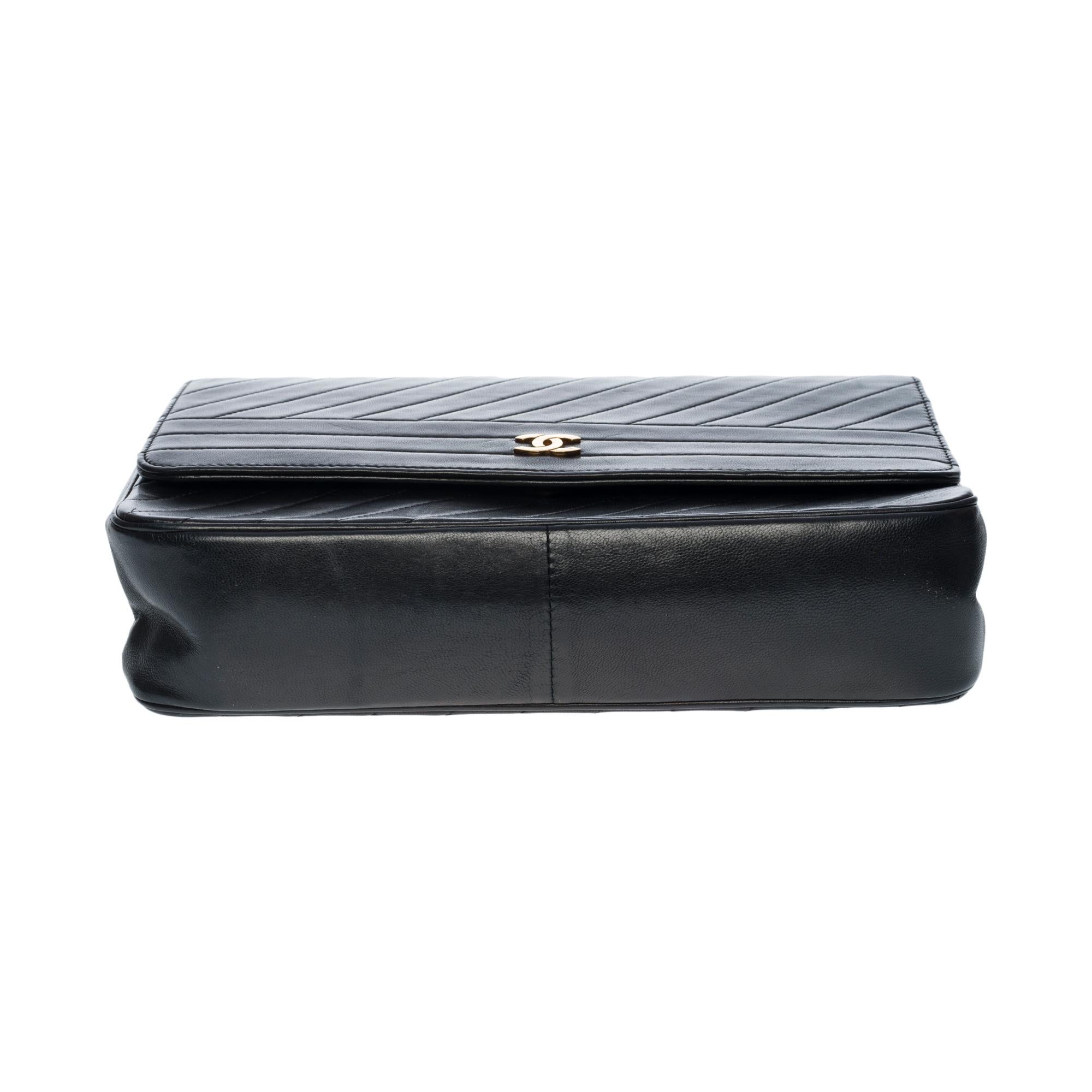 Chanel Klassische Chanel Umhängetasche aus schwarzem gestepptem Leder mit Fischgrätenmuster , GHW 3
