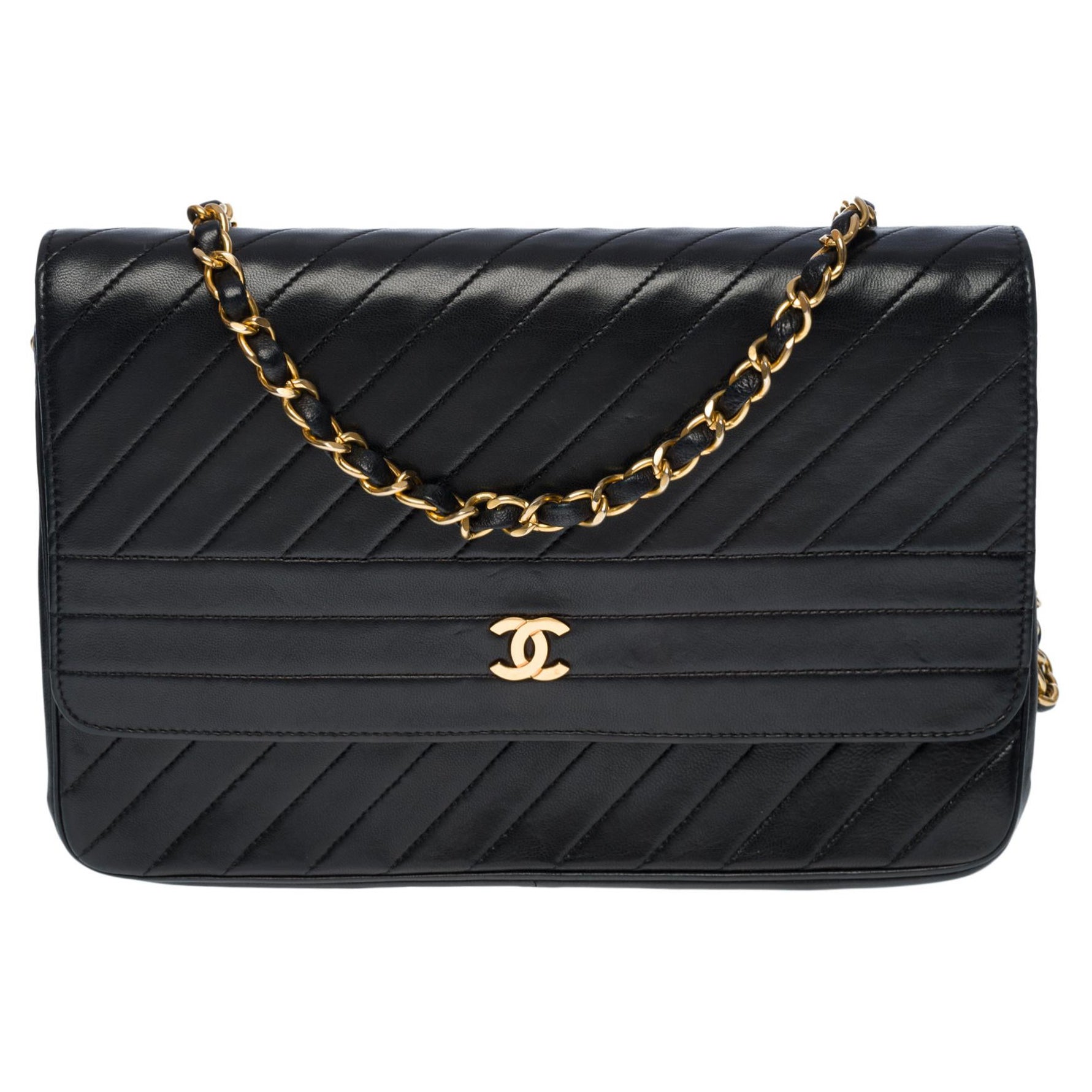 Chanel Klassische Chanel Umhängetasche aus schwarzem gestepptem Leder mit Fischgrätenmuster , GHW