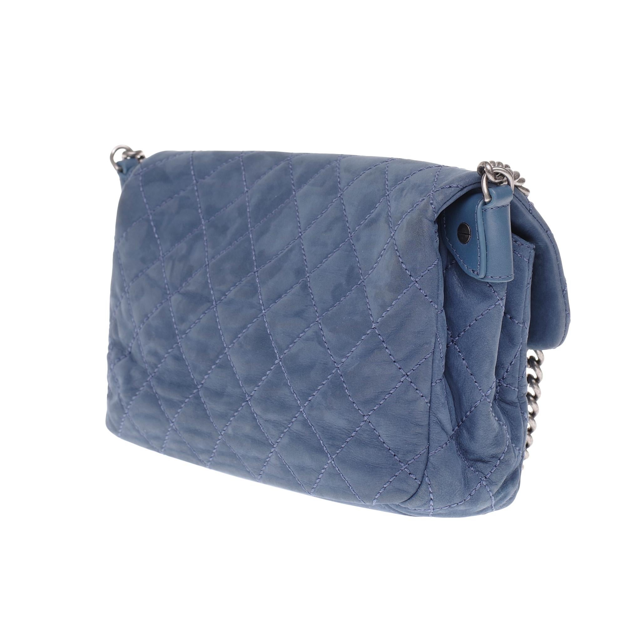Chanel Classic shoulder bag in blue quilted leather and silver hardware In Good Condition In Paris, IDF