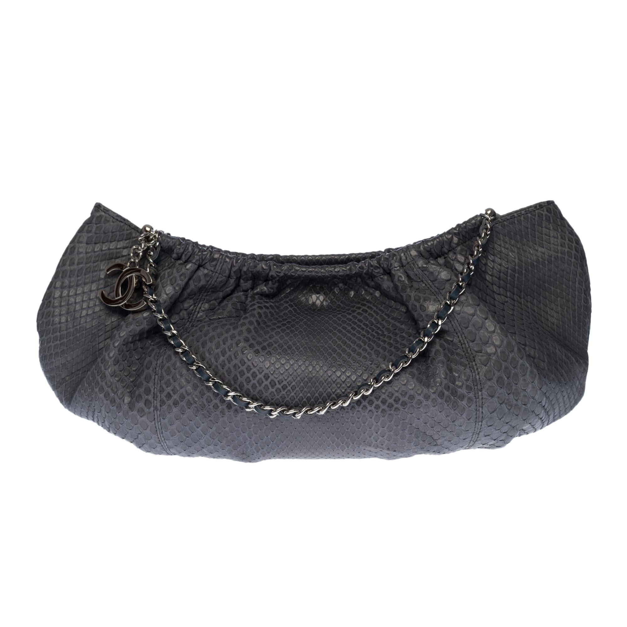 Lovely Chanel Classic shoulder bag in grey python, silver metal hardware, silver metal chain intertwined with grey leather for a hand or shoulder.
Top closure by press button.
Interior in gray monogram canvas.
Signature: 