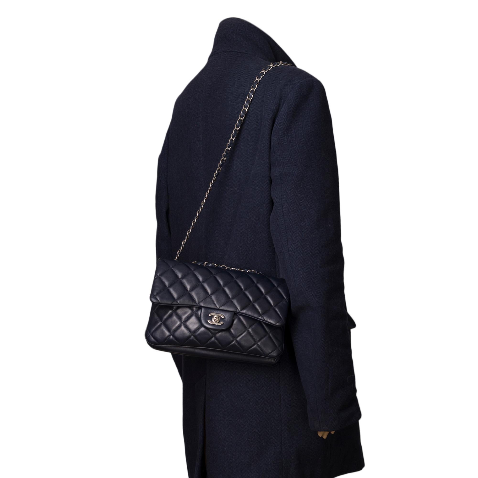 Chanel Classic shoulder bag in Navy blue quilted lambskin leather, SHW 6