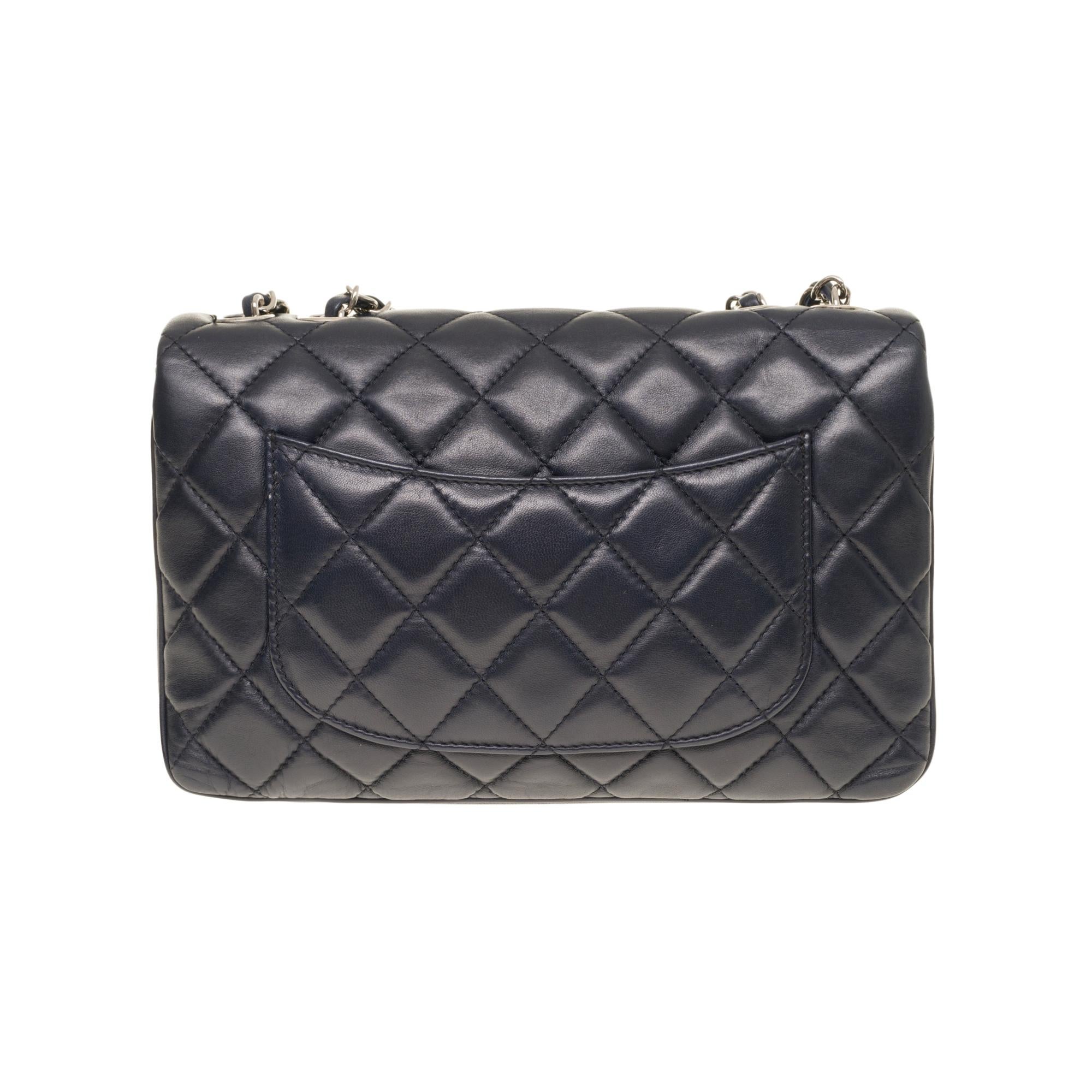 Splendid and Rare Chanel Classic 25cm in navy blue quilted lambskin leather, silver metal hardware, silver metal chain interwoven with navy blue leather
Flap closure, silver CC symbol clasp
Lining in navy fabric with 3 compartments, 1 double patch