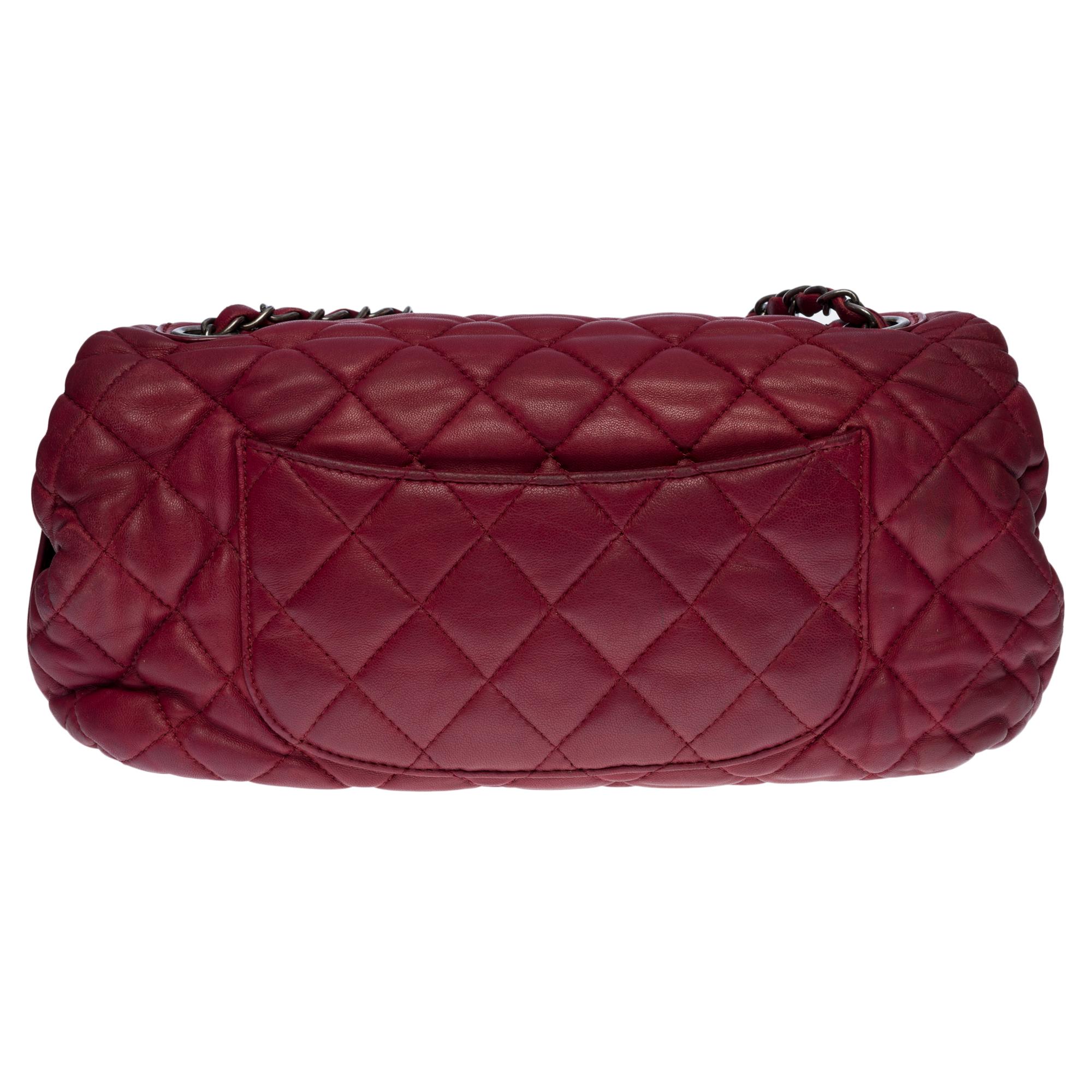 Very nice Chanel Classic Flap bag in amaranth quilted leather, ruthenium metal hardware, a ruthenium metal chain handle interlaced with amaranth leather allowing a shoulder and shoulder strap
Backpack pocket
Flap closure, CC logo clasp in ruthenium