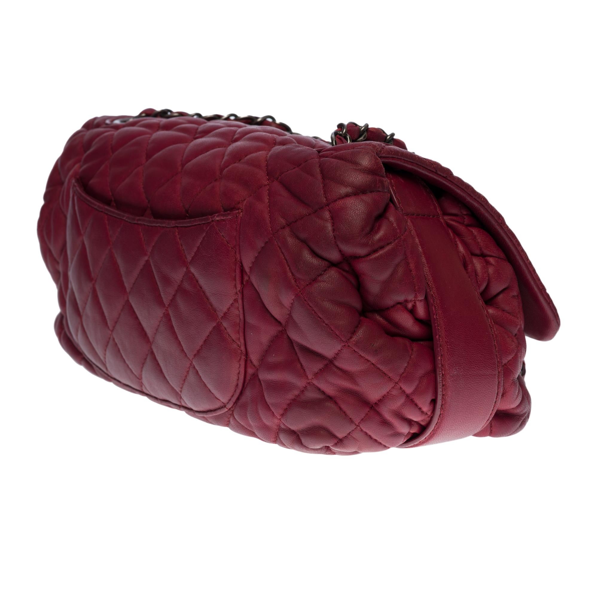 Chanel  Classic shoulder Flap bag in amaranth quilted lambskin leather , SHW In Good Condition For Sale In Paris, IDF