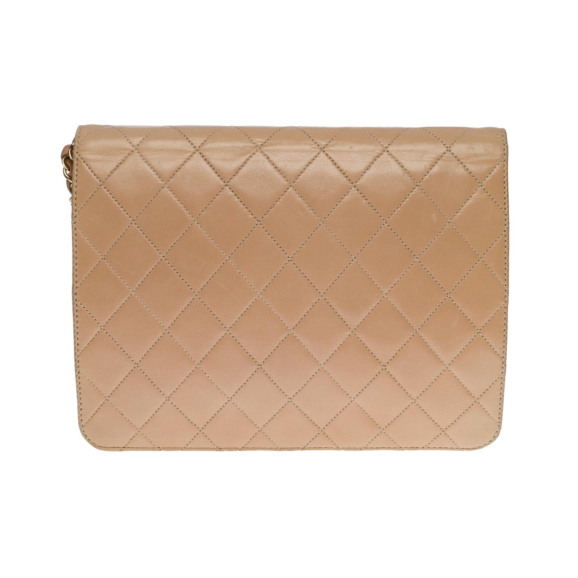 Splendid and Rare Chanel Classic Flap Bag in beige quilted leather, gold-tone metal hardware, a gold-tone metal chain handle interlaced with beige leather for shoulder and crossbody support
 
Backpack pocket
Closure in gilded metal on flap 
Beige
