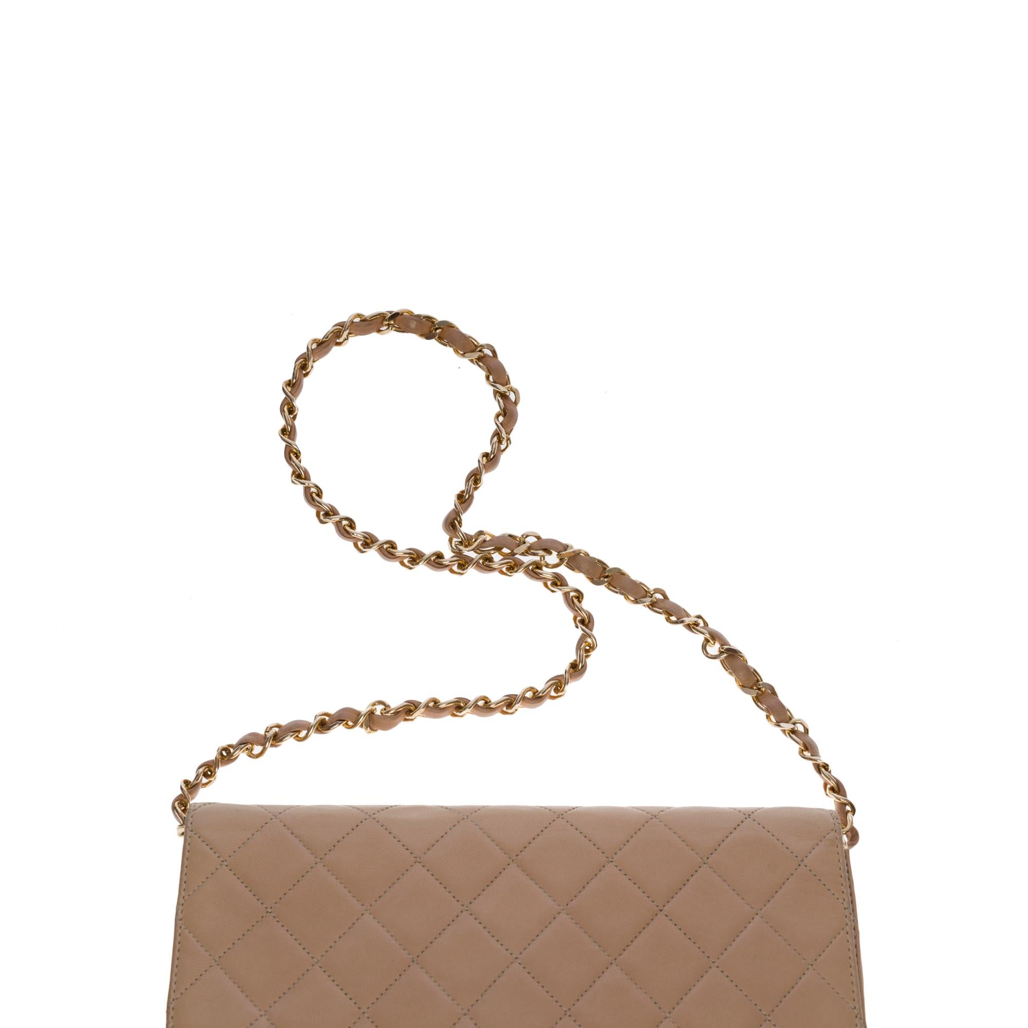 Chanel Classic shoulder Flap bag in beige quilted lambskin and gold hardware In Good Condition In Paris, IDF