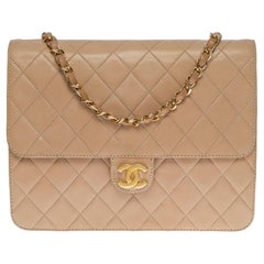 Chanel Classic shoulder Flap bag in beige quilted lambskin and gold hardware
