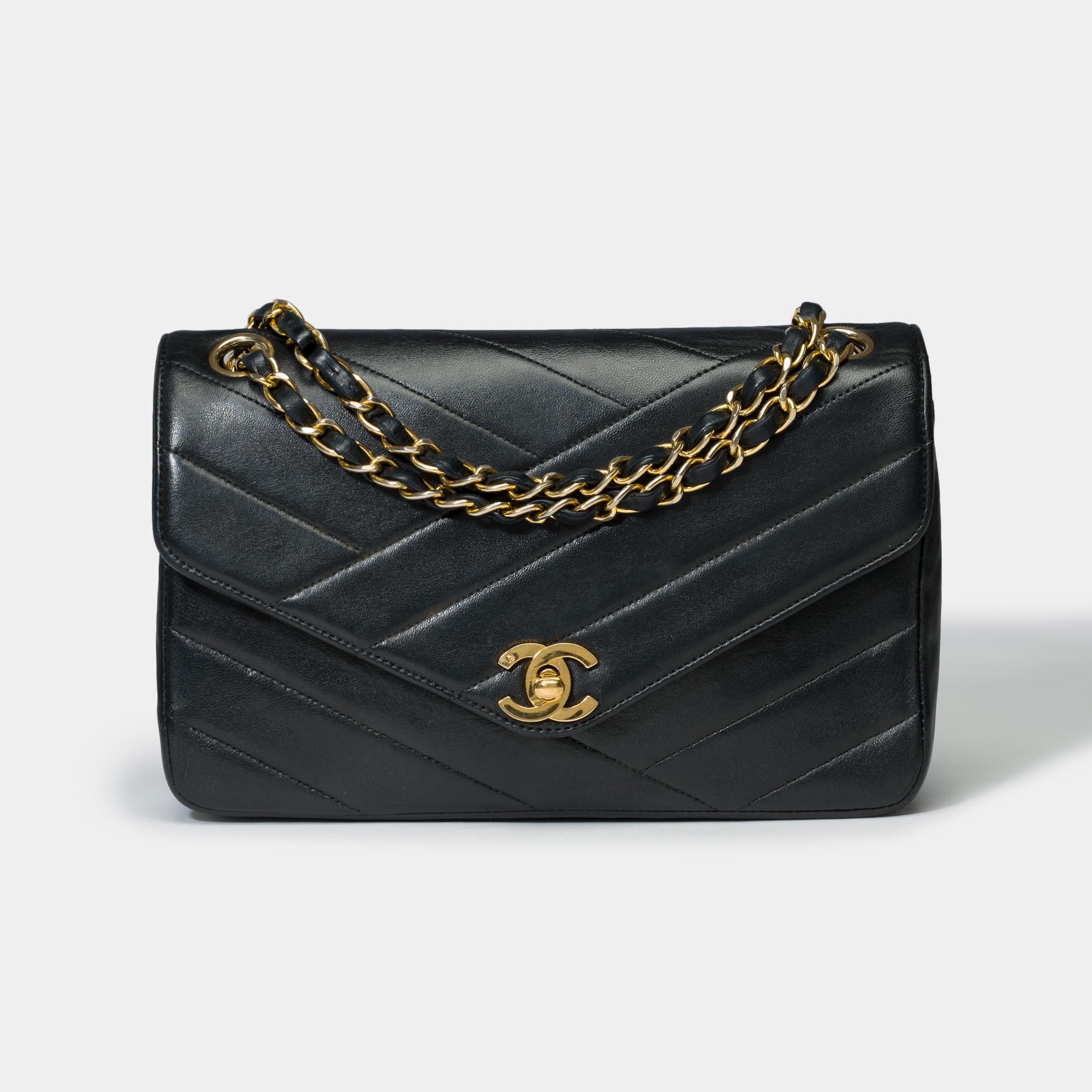 Gorgeous​ ​Chanel​ ​Timeless/Classic​ ​single​ ​flap​ ​shoulder​ ​bag​ ​in​ ​black​ ​herringbone​ ​quilted​ ​lambskin​ ​leather,​ ​gold​ ​metal​ ​trim,​ ​a​ ​gold​ ​metal​ ​chain​ ​handle​ ​interlaced​ ​with​ ​black​ ​leather​ ​for​ ​a​ ​hand​ ​or​