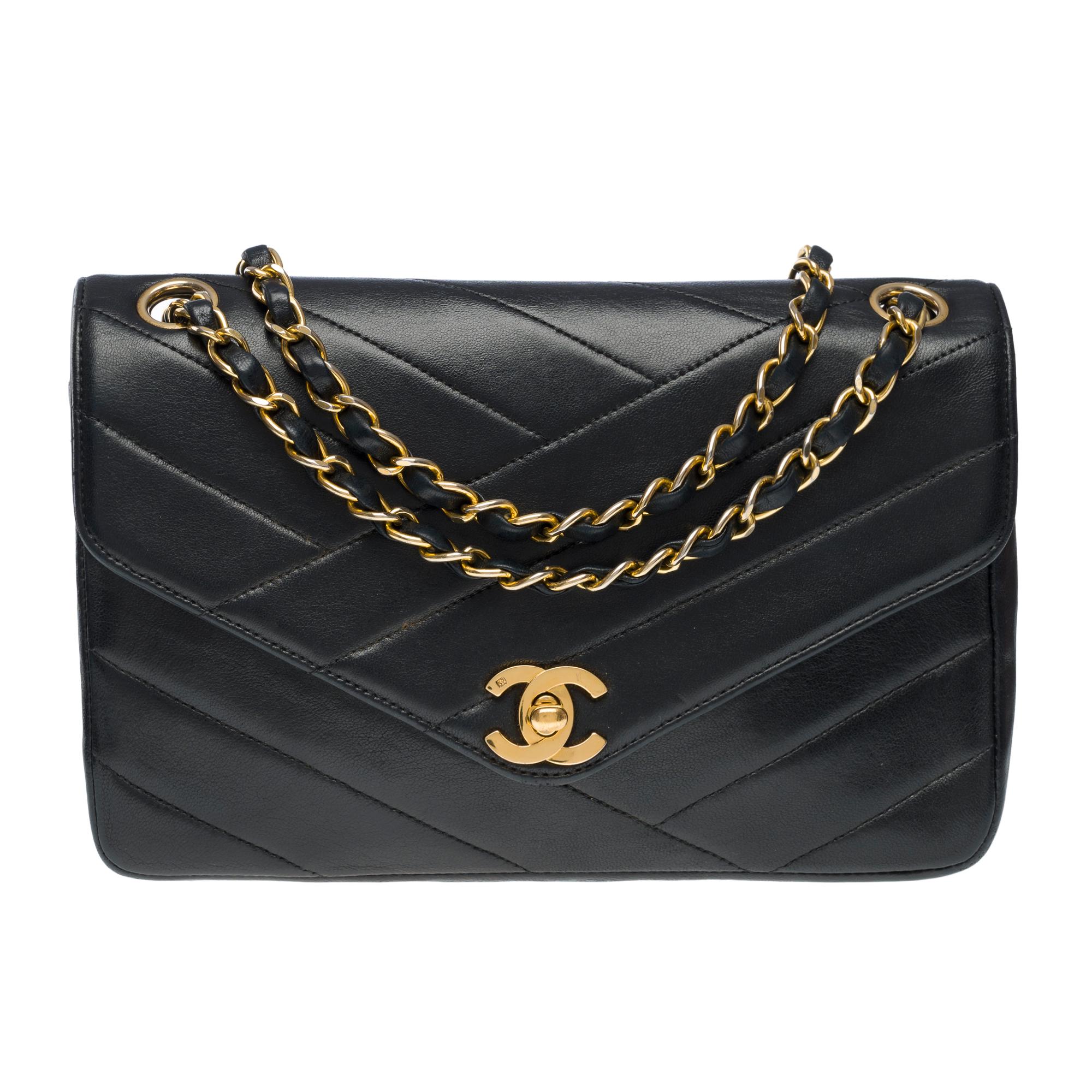 Chanel Classic shoulder flap bag in black herringbone quilted lamb leather, GHW In Good Condition In Paris, IDF