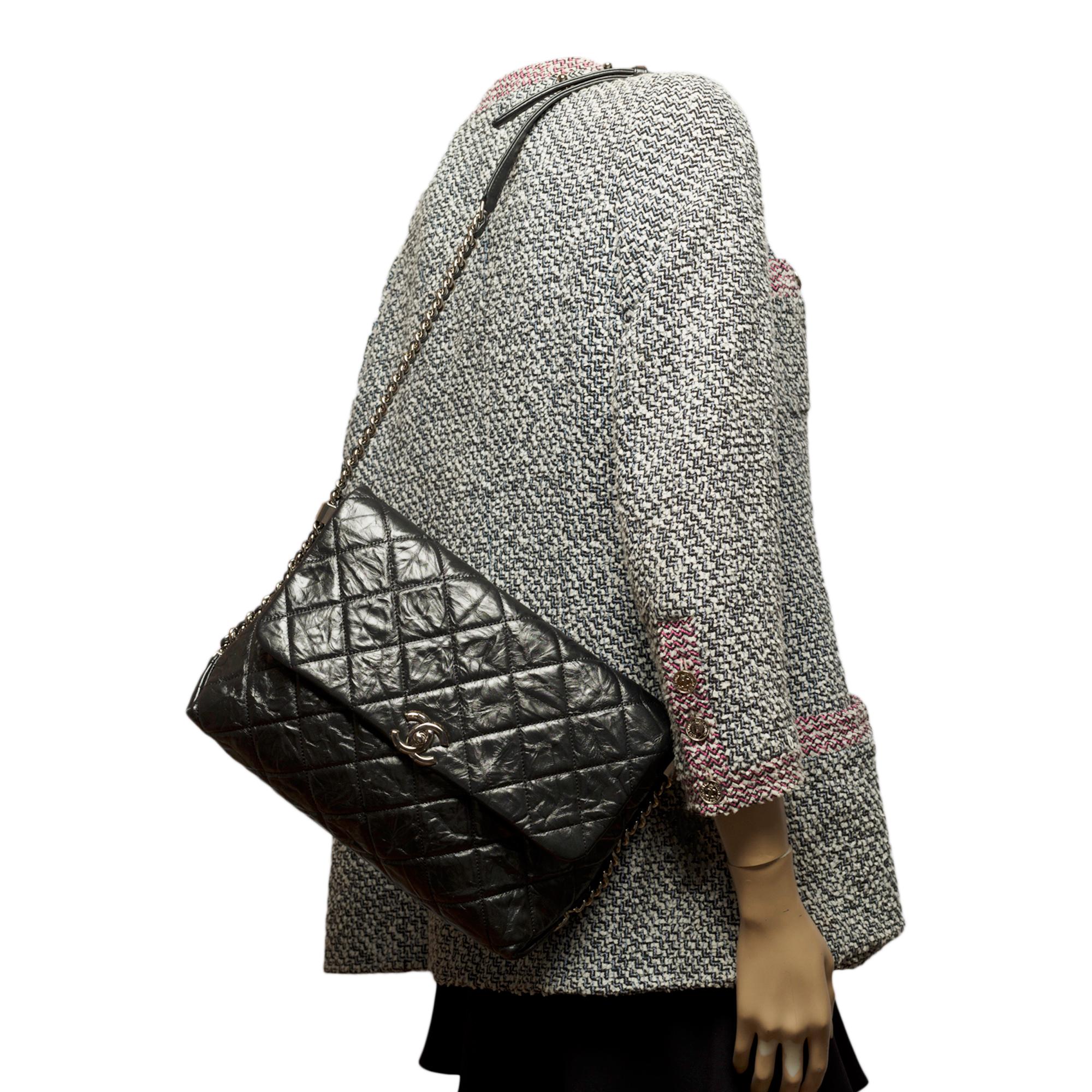 Chanel Classic shoulder Flap bag in black quilted aged leather, SHW 4