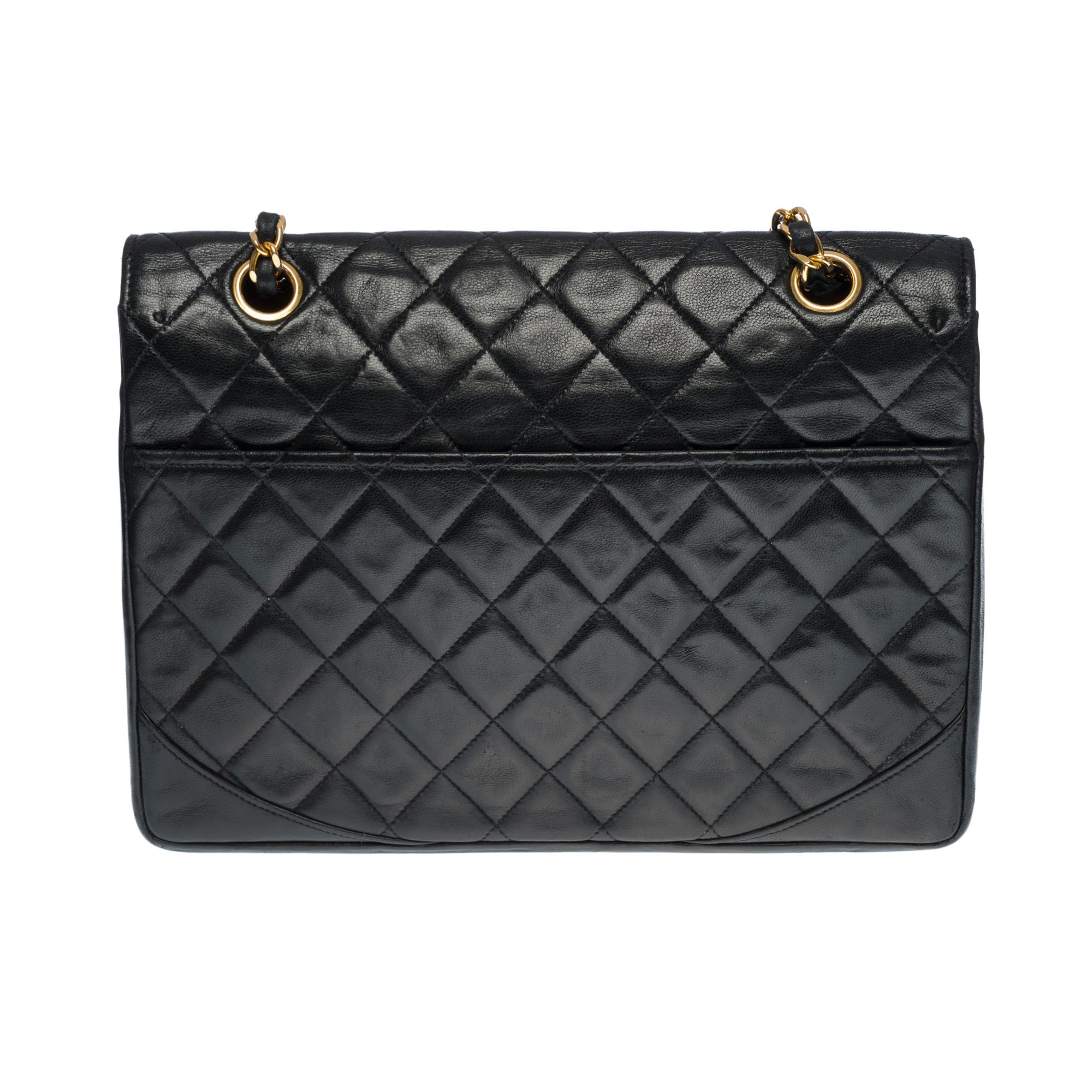 Splendid shoulder bag Chanel Classique Flap bag in black quilted leather, gold-plated metal hardware, a chain-handle in gold-plated metal interlaced with black leather for a shoulder carry

Backpack pocket
Single Flap
Closure in gilded metal on
