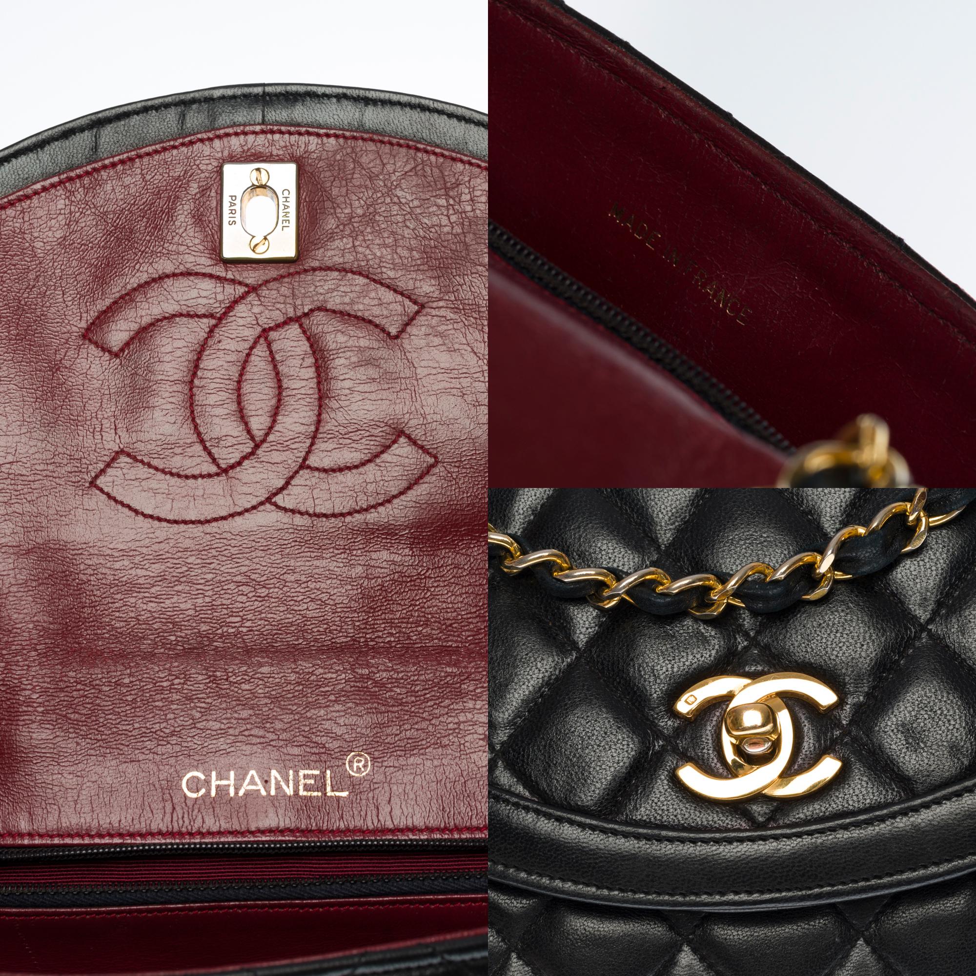 Chanel Classic shoulder Flap bag in black quilted lambskin and gold hardware In Good Condition In Paris, IDF