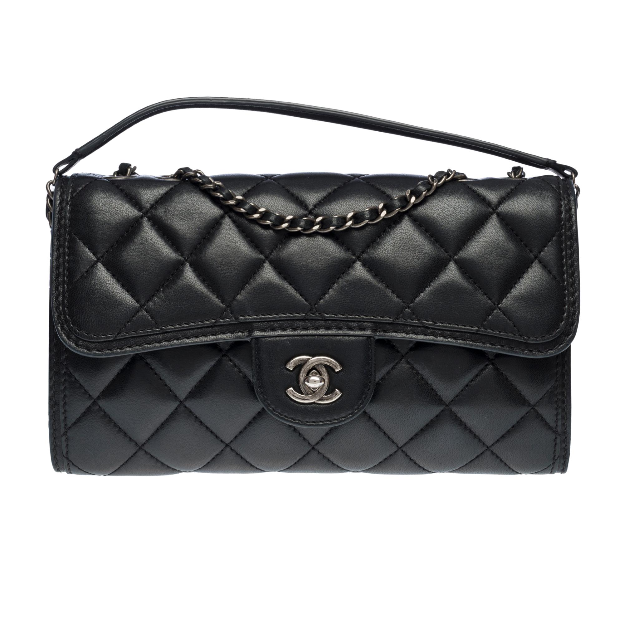 Lovely Chanel Classic shoulder flap bag in black quilted lambskin leather, ruthenium metal hardware, a ruthenium metal chain handle interlaced with black leather for a hand, shoulder or crossbody carry

Pocket on the back of the bag
Flap closure, CC