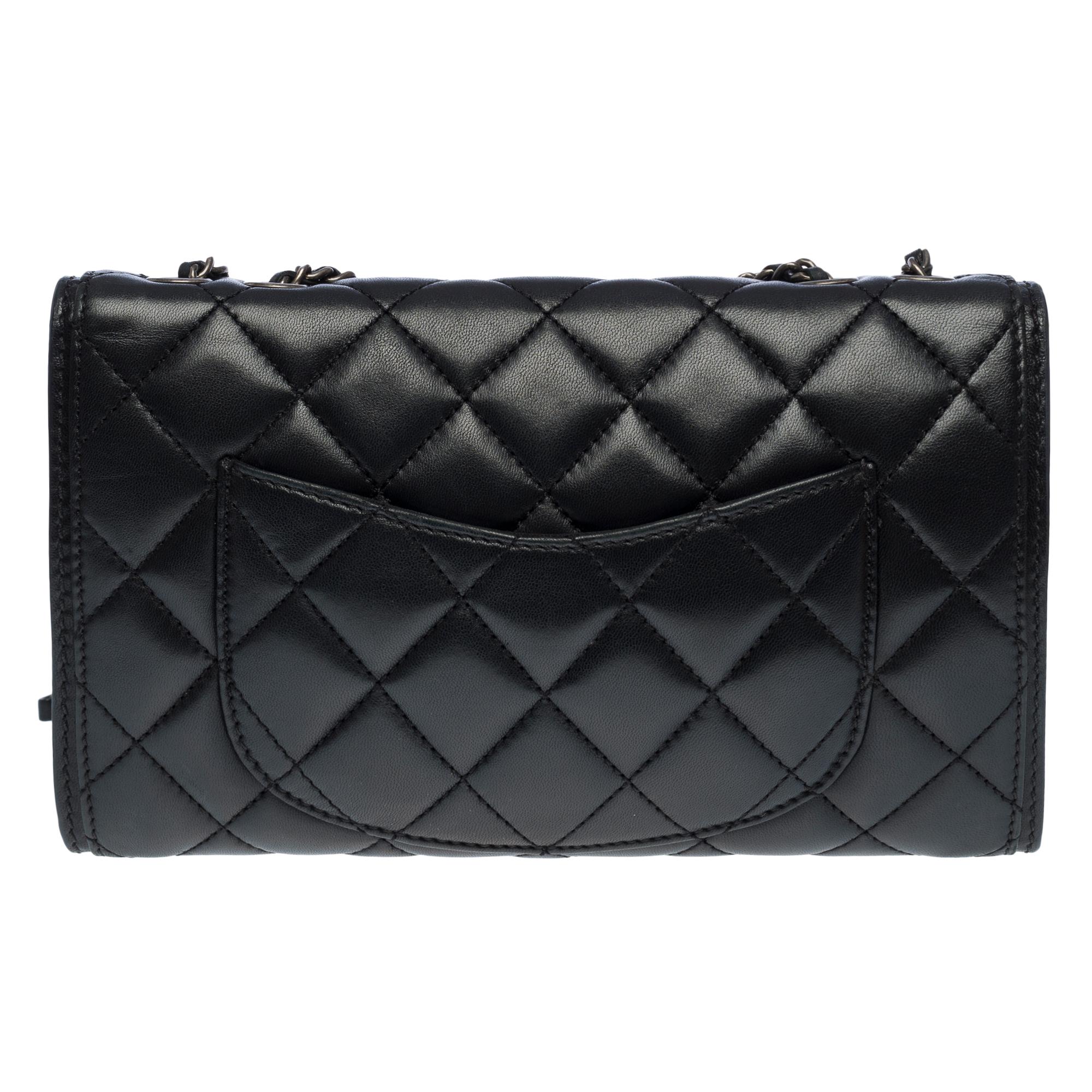 Chanel Classic shoulder flap bag in black quilted lambskin leather, RHW In Excellent Condition For Sale In Paris, IDF