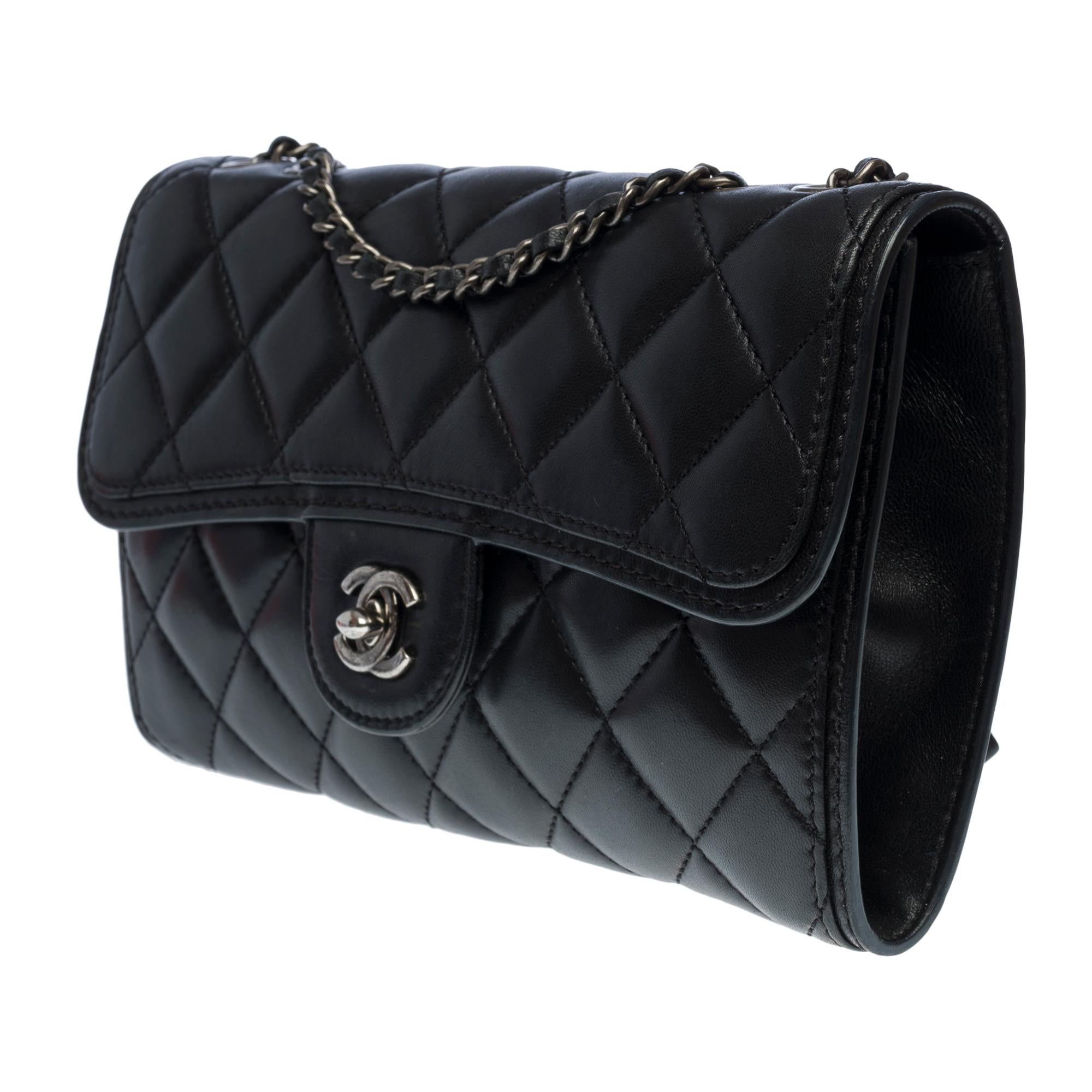 Women's Chanel Classic shoulder flap bag in black quilted lambskin leather, RHW For Sale