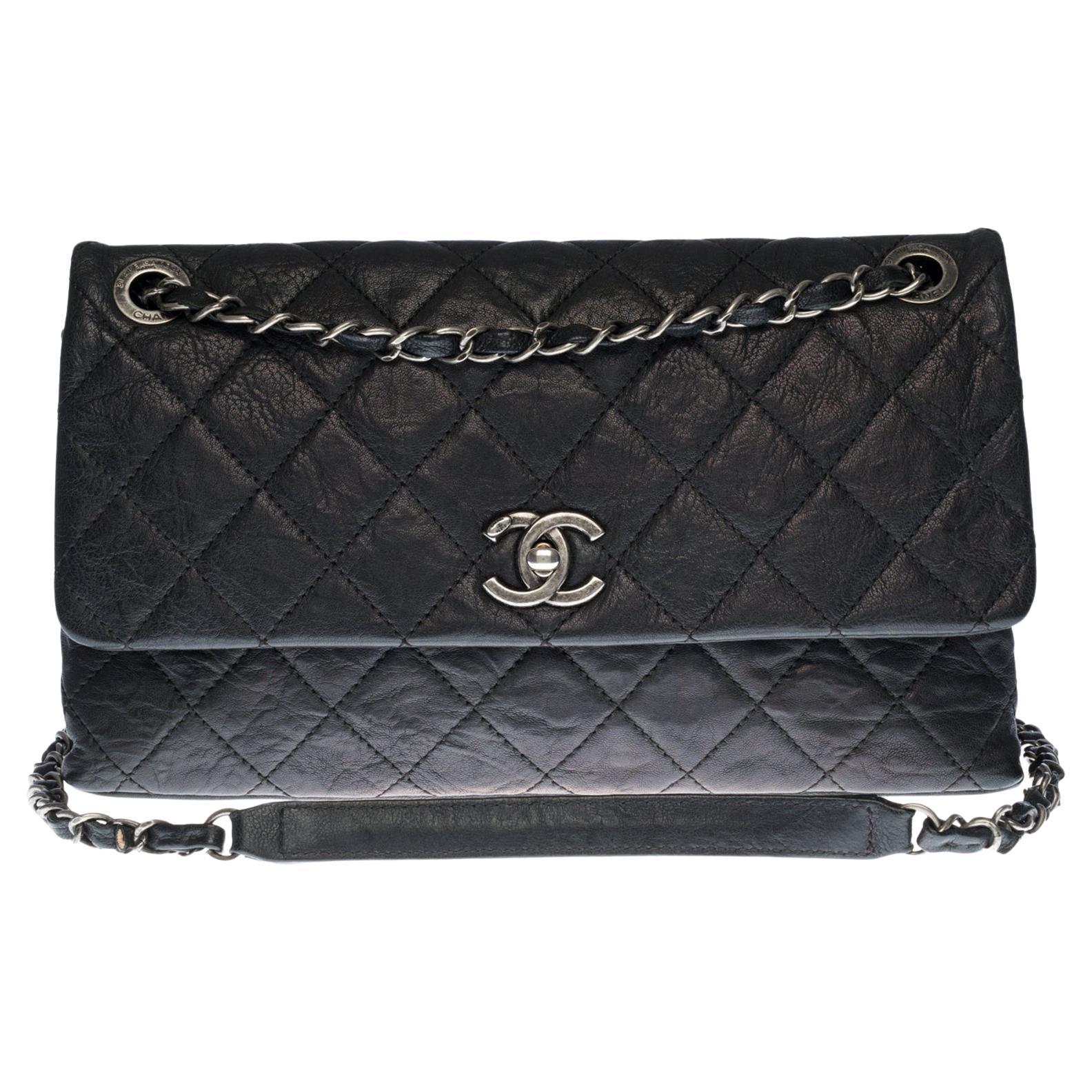 Chanel Classic shoulder Flap bag in black quilted leather and silver hardware