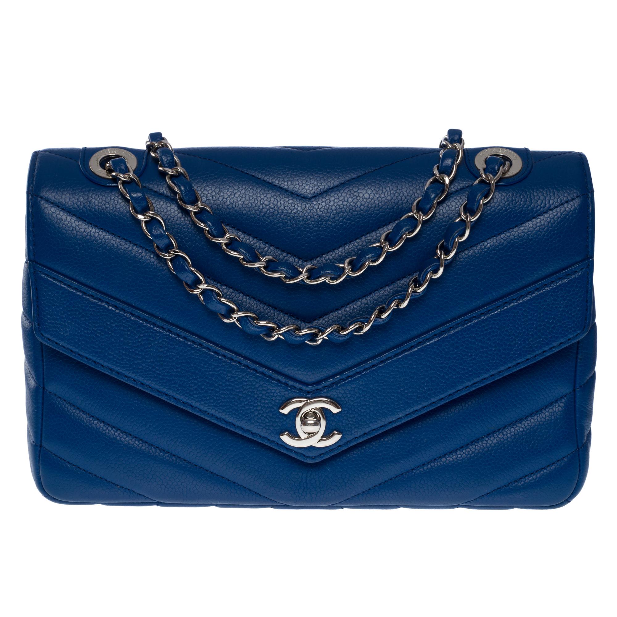 Amazing Chanel Timeless/Classic shoulder flap bag in blue herringbone quilted caviar leather, silver metal hardware, a chain-handle in silver metal interlaced with blue caviar leather for a hand, shoulder or crossbody carry

Backpack pocket
Flap
