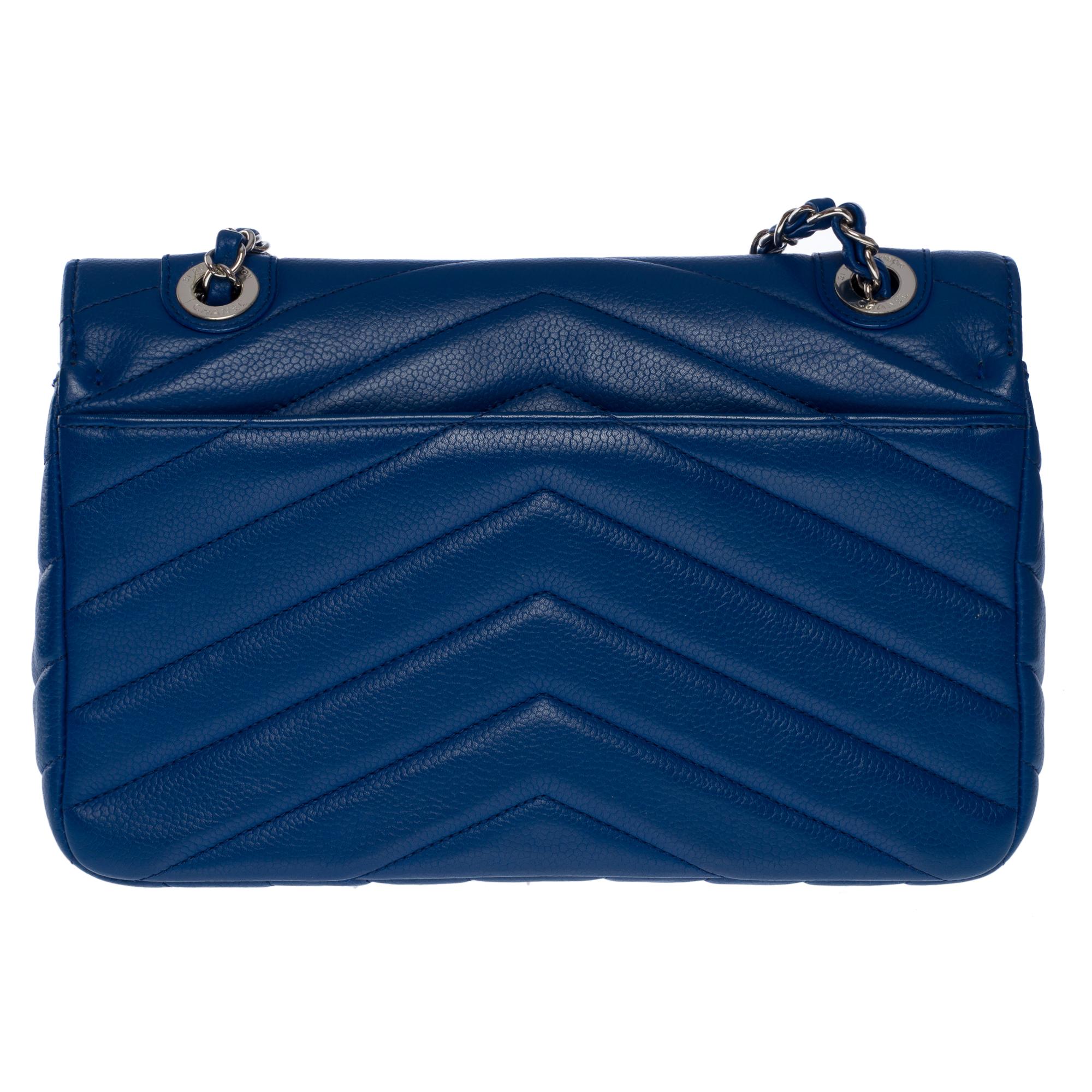 Chanel Classic shoulder flap bag in blue herringbone quilted caviar leather, SHW In Excellent Condition For Sale In Paris, IDF