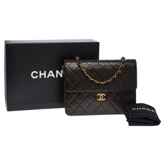 Chanel Klassische Chanel-Schulterklappentasche aus braun gestepptem Lammfell und goldenen Beschlägen