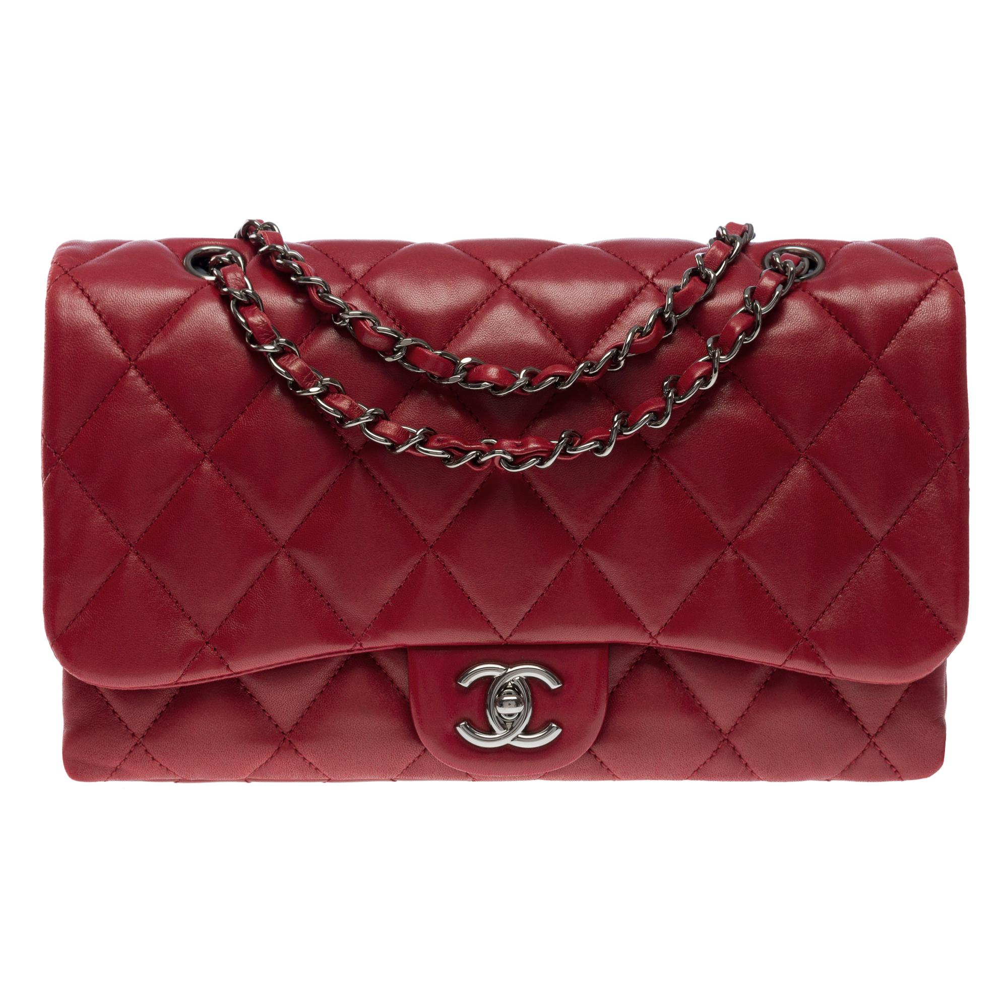 Gorgeous Chanel Classic shoulder flap bag with bellows in garnet red quilted lambskin leather, silver metal hardware, a silver metal chain handle intertwined with red leather for shoulder and crossbody carry

Closure by flap, silver CC logo