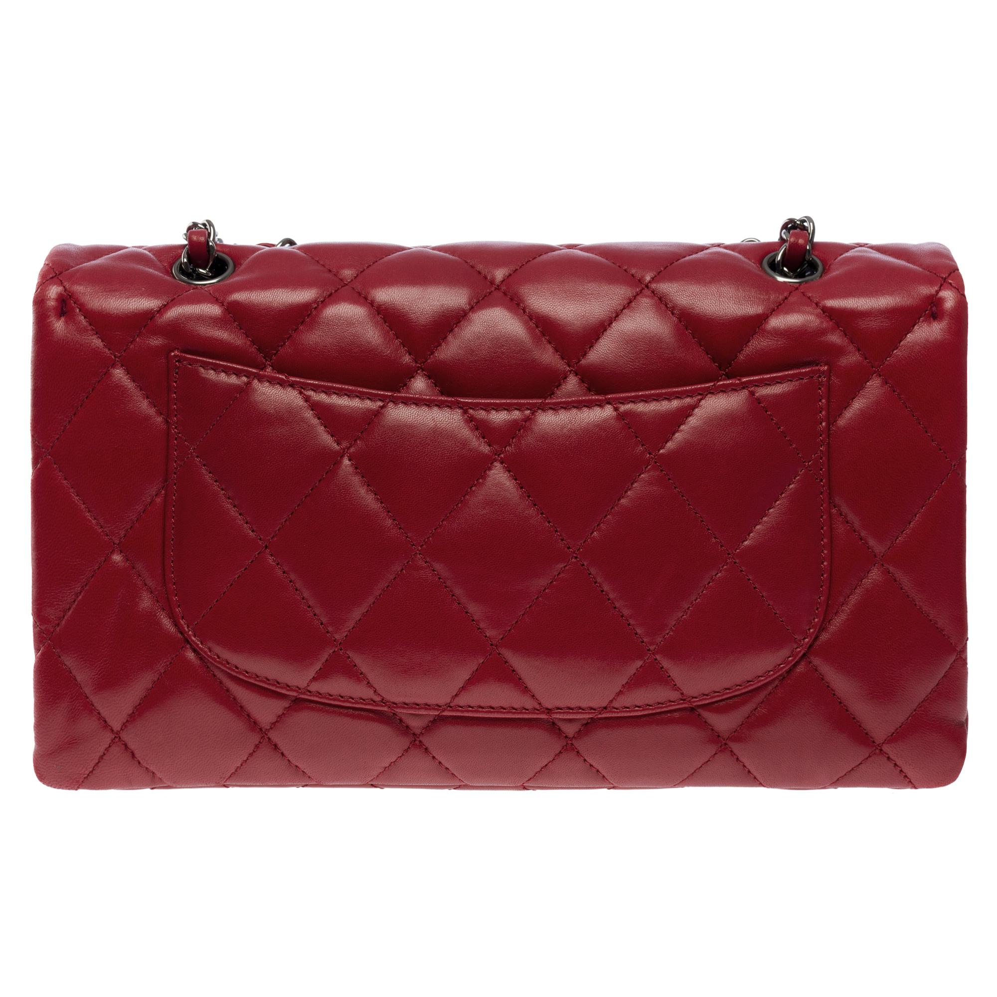 Chanel  Classic shoulder Flap bag in Garnet Red quilted lambskin leather, SHW In Good Condition For Sale In Paris, IDF