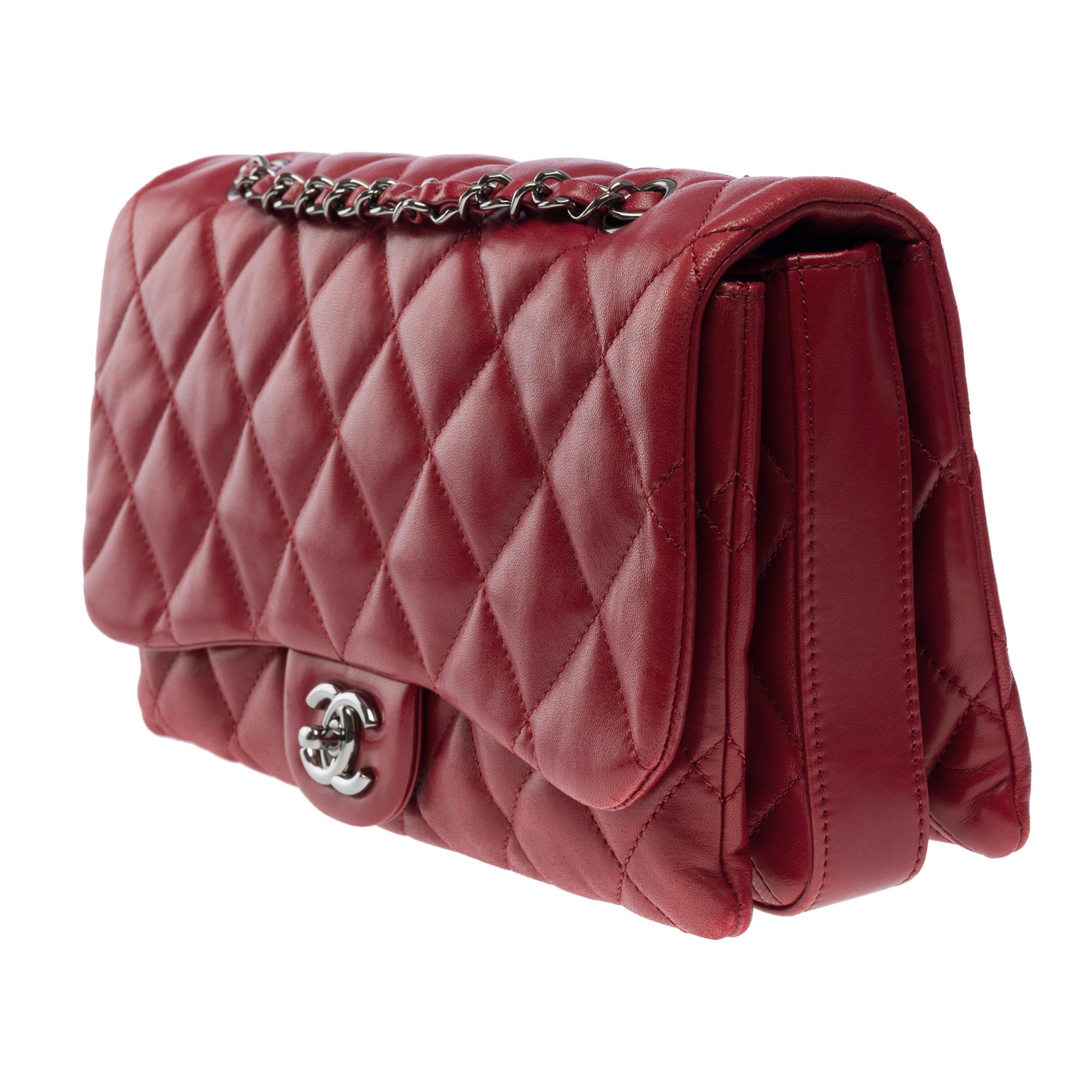 Women's Chanel  Classic shoulder Flap bag in Garnet Red quilted lambskin leather, SHW For Sale