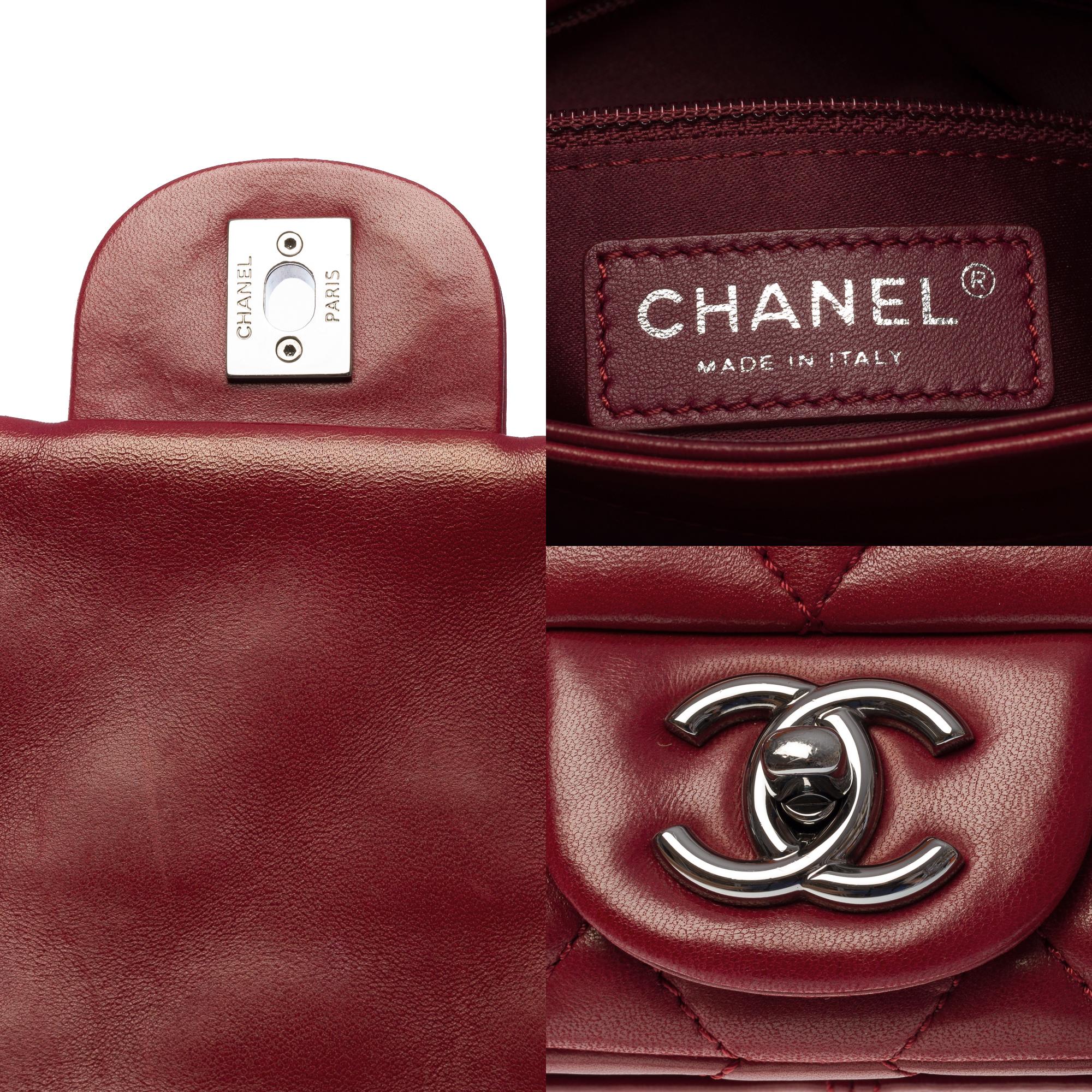 Chanel  Sac à bandoulière Classic en cuir d'agneau matelassé rouge grenat, SHW en vente 1