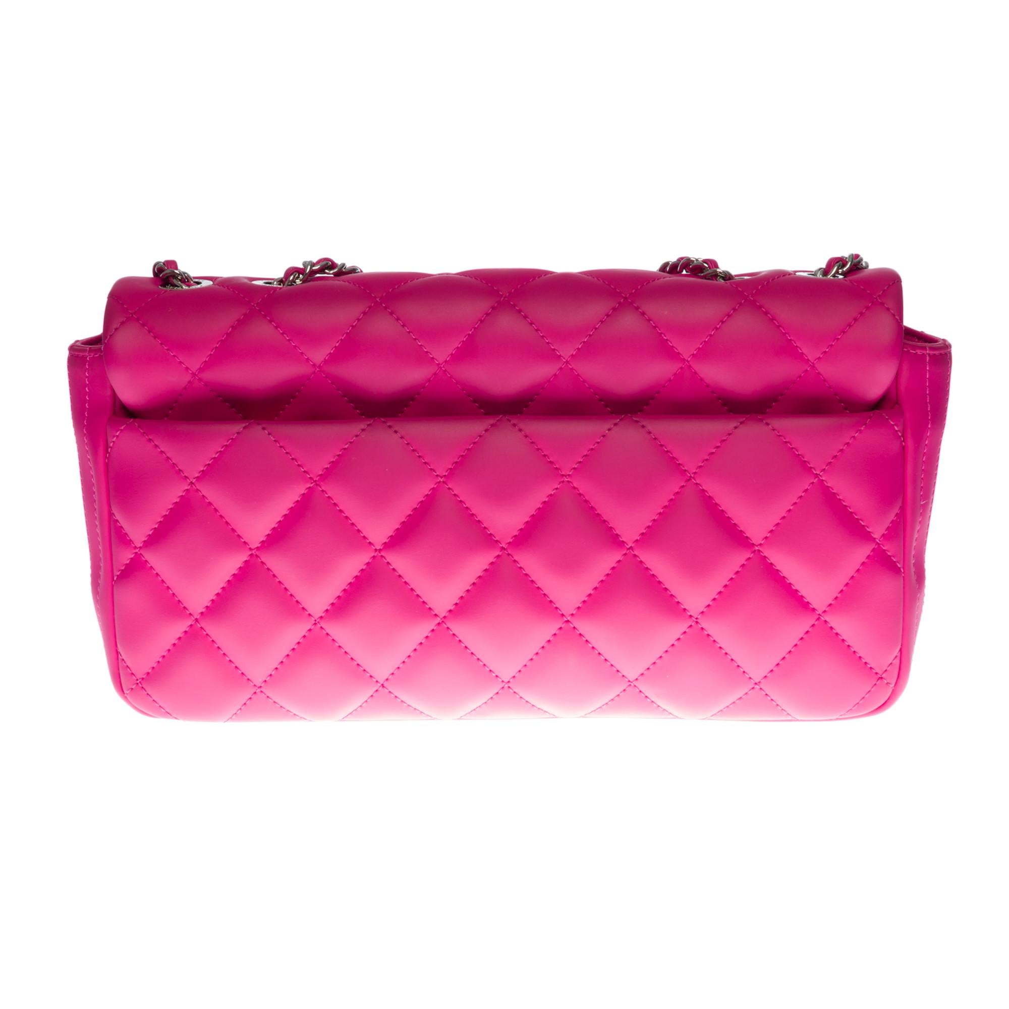 Very contemporary and trendy Chanel Timeless/Classique shoulder bag with simple flap in vegetal leather quilted hot pink, silver metal hardware, a silver metal chain handle intertwined with pink leather allowing a shoulder or shoulder strap
Silver