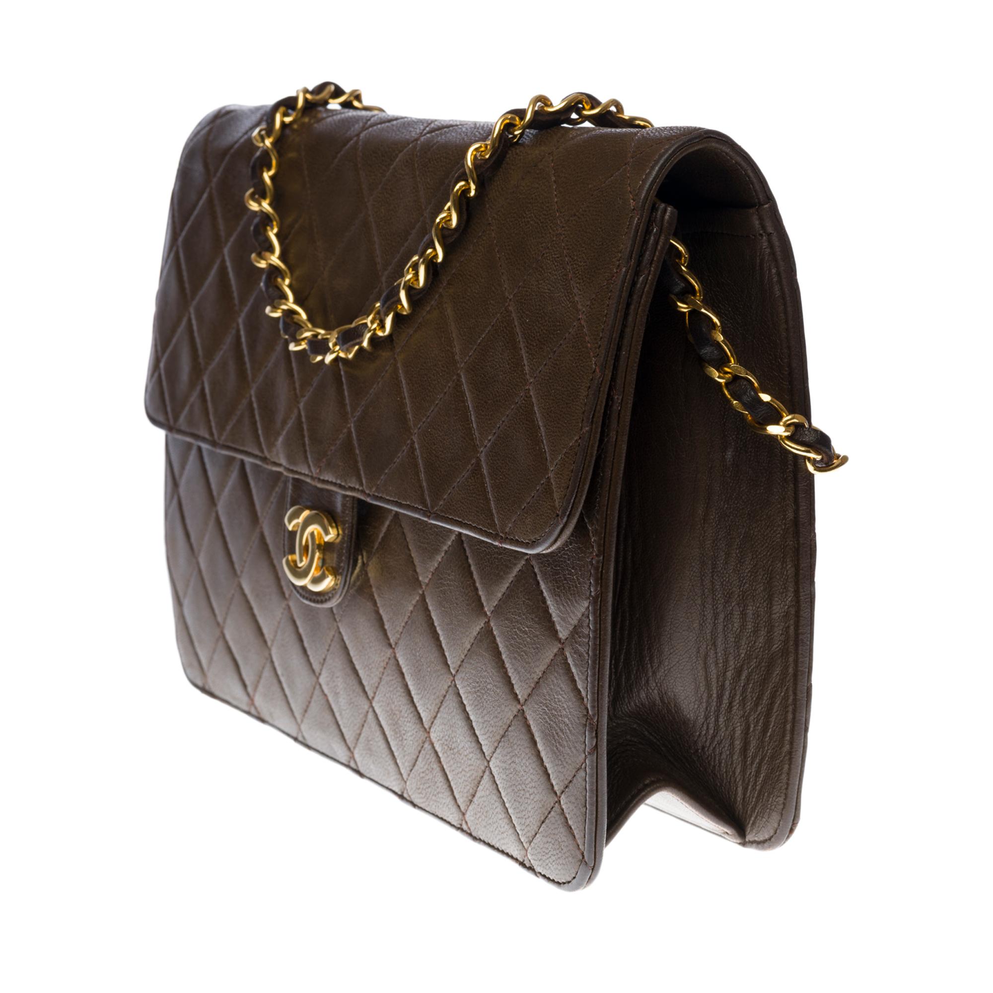 Chanel Classic shoulder Flap bag in Khaki quilted lambskin and gold hardware In Good Condition In Paris, IDF