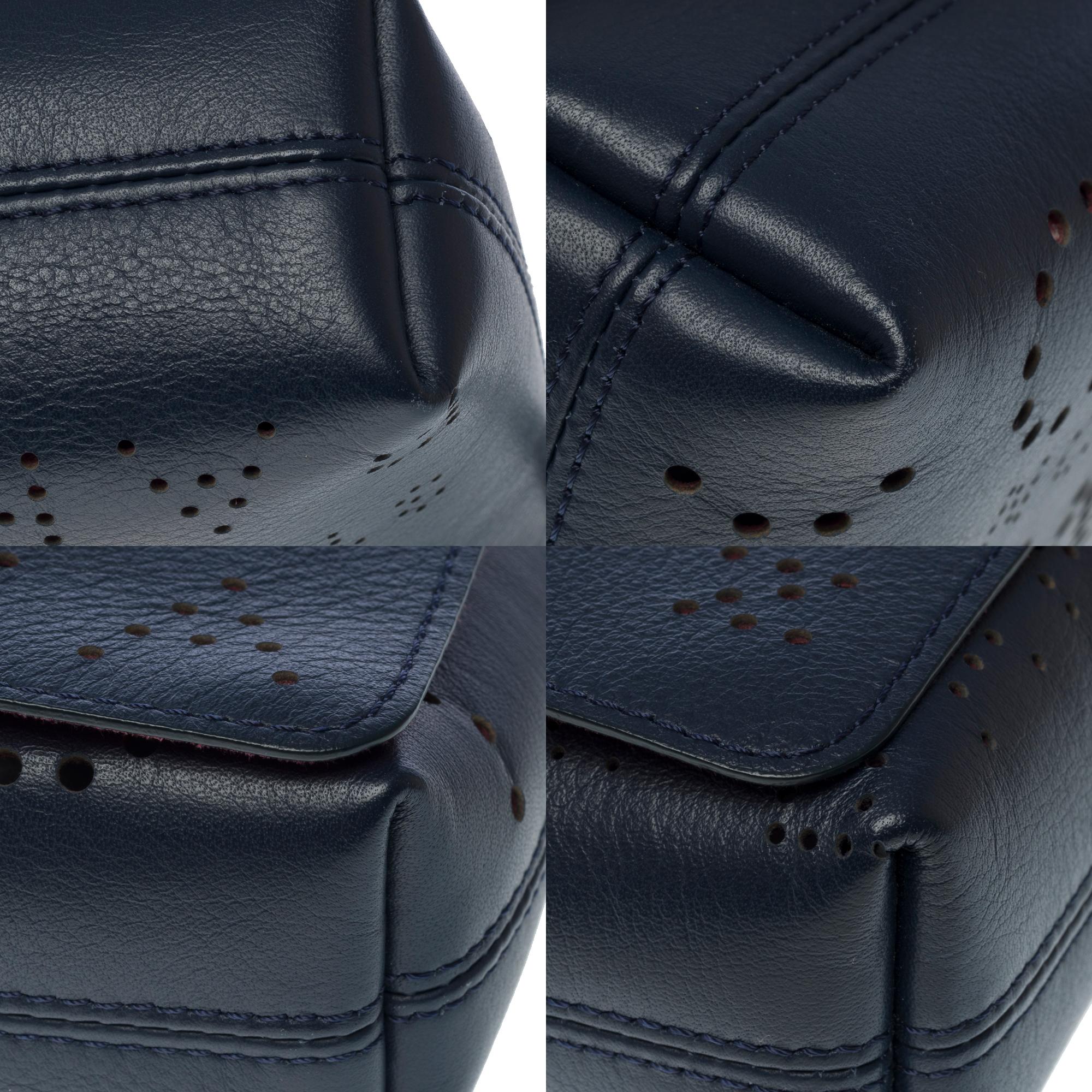 Chanel Classic Umhängetasche mit Überschlag aus marineblauem, perforiertem Leder, SHW im Angebot 9