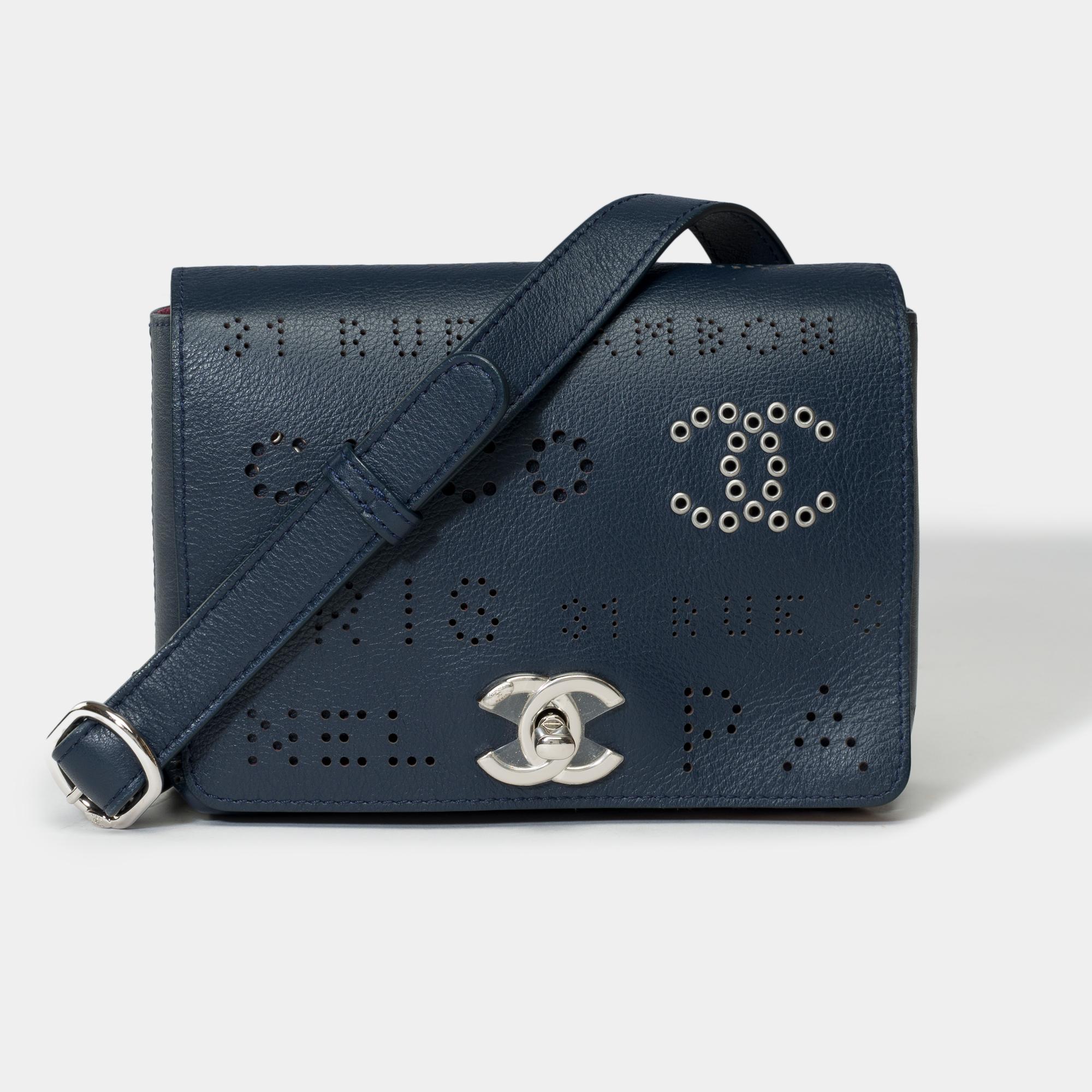 Wunderschöne Chanel Classic Umhängetasche mit Überschlag und perforiertem Logo aus marineblauem Leder, silberner Metallverzierung, einem verstellbaren Kettengriff aus silbernem Metall und marineblauem Leder für die Hand oder die