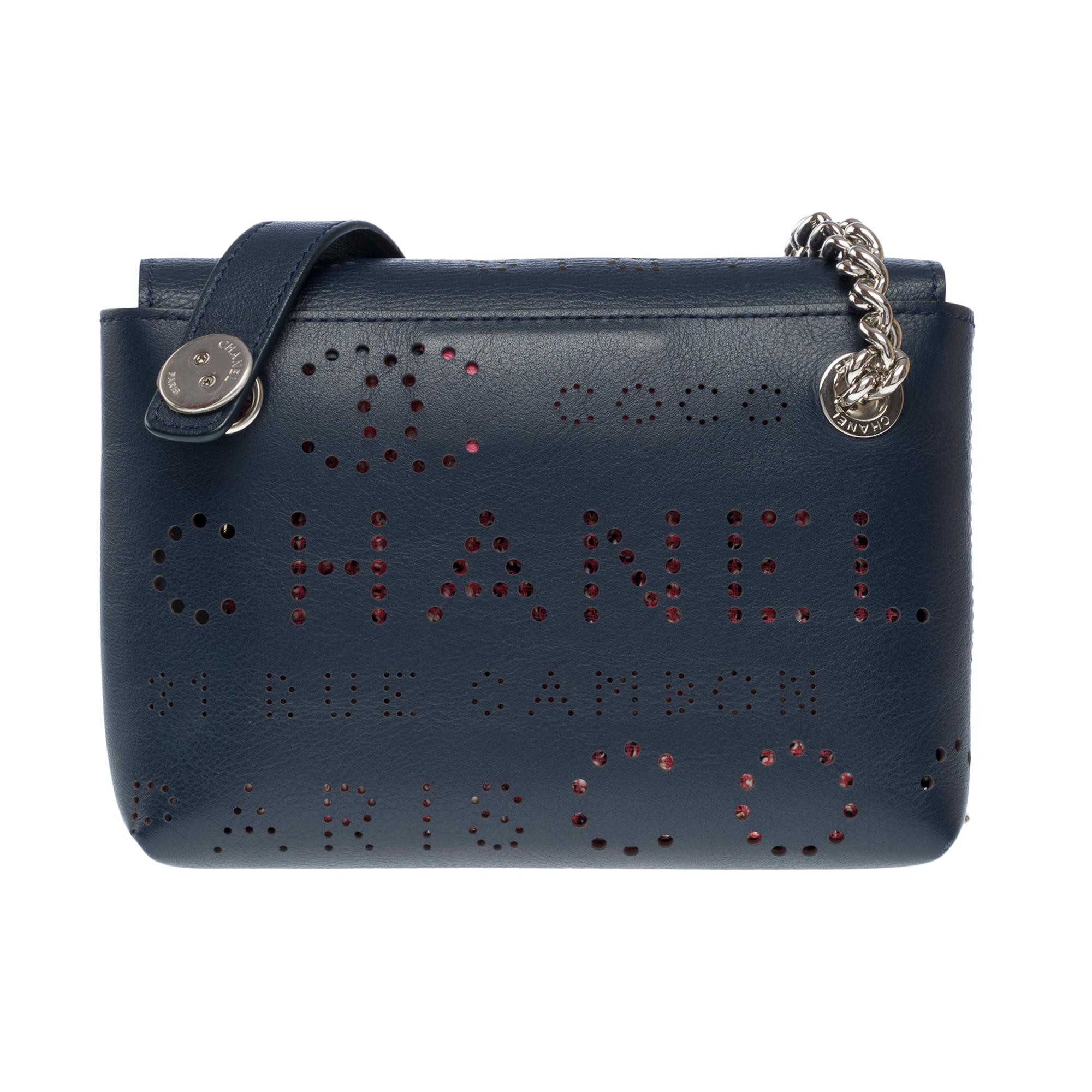 Chanel Classic Umhängetasche mit Überschlag aus marineblauem, perforiertem Leder, SHW Damen im Angebot