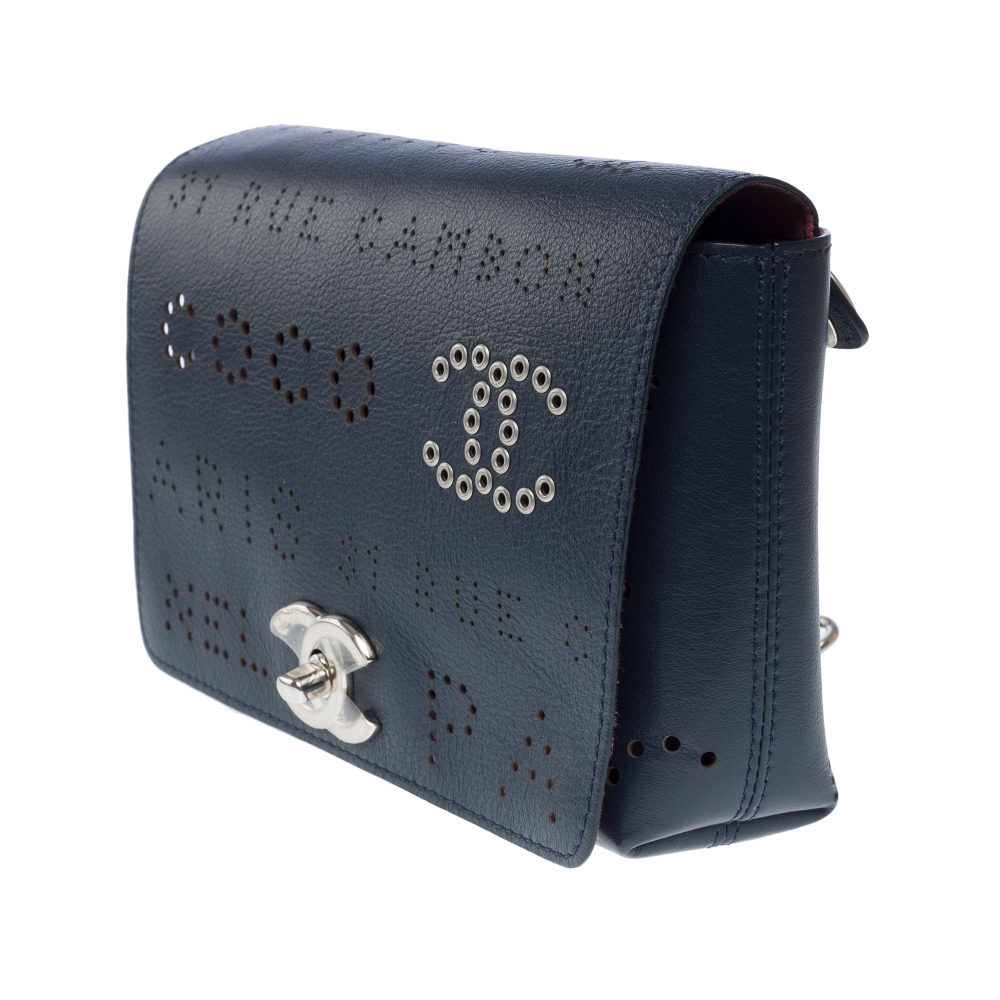 Chanel Classic Umhängetasche mit Überschlag aus marineblauem, perforiertem Leder, SHW im Angebot 1